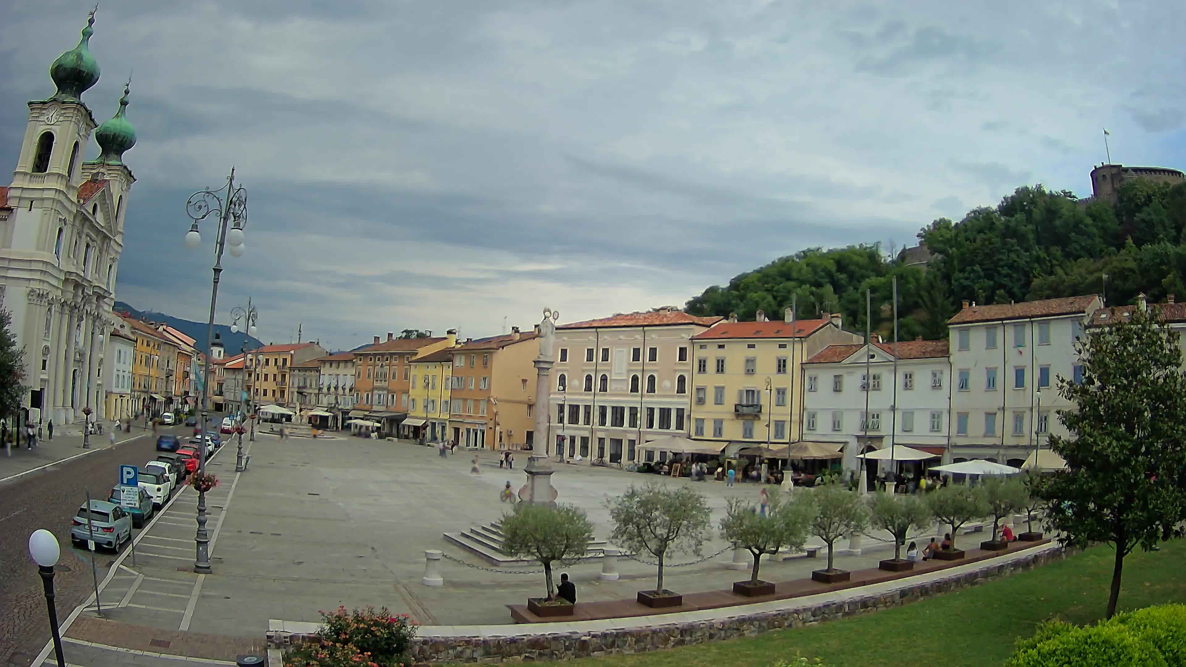 Kamera Gorica Travnik in cerkev sv. Ignacija
