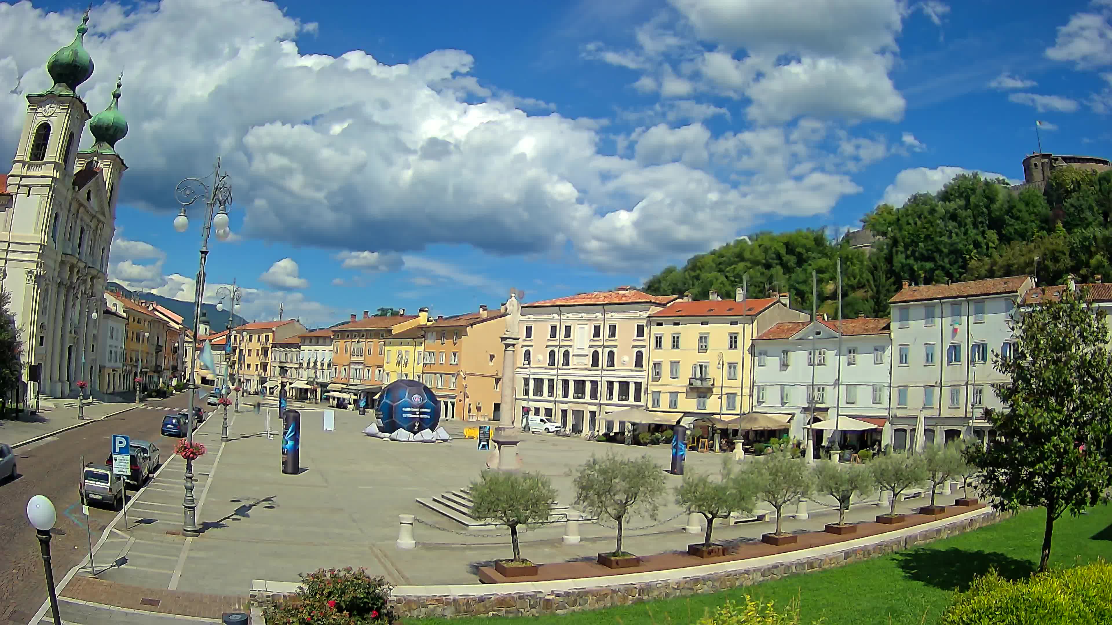 Kamera Gorica Travnik in cerkev sv. Ignacija
