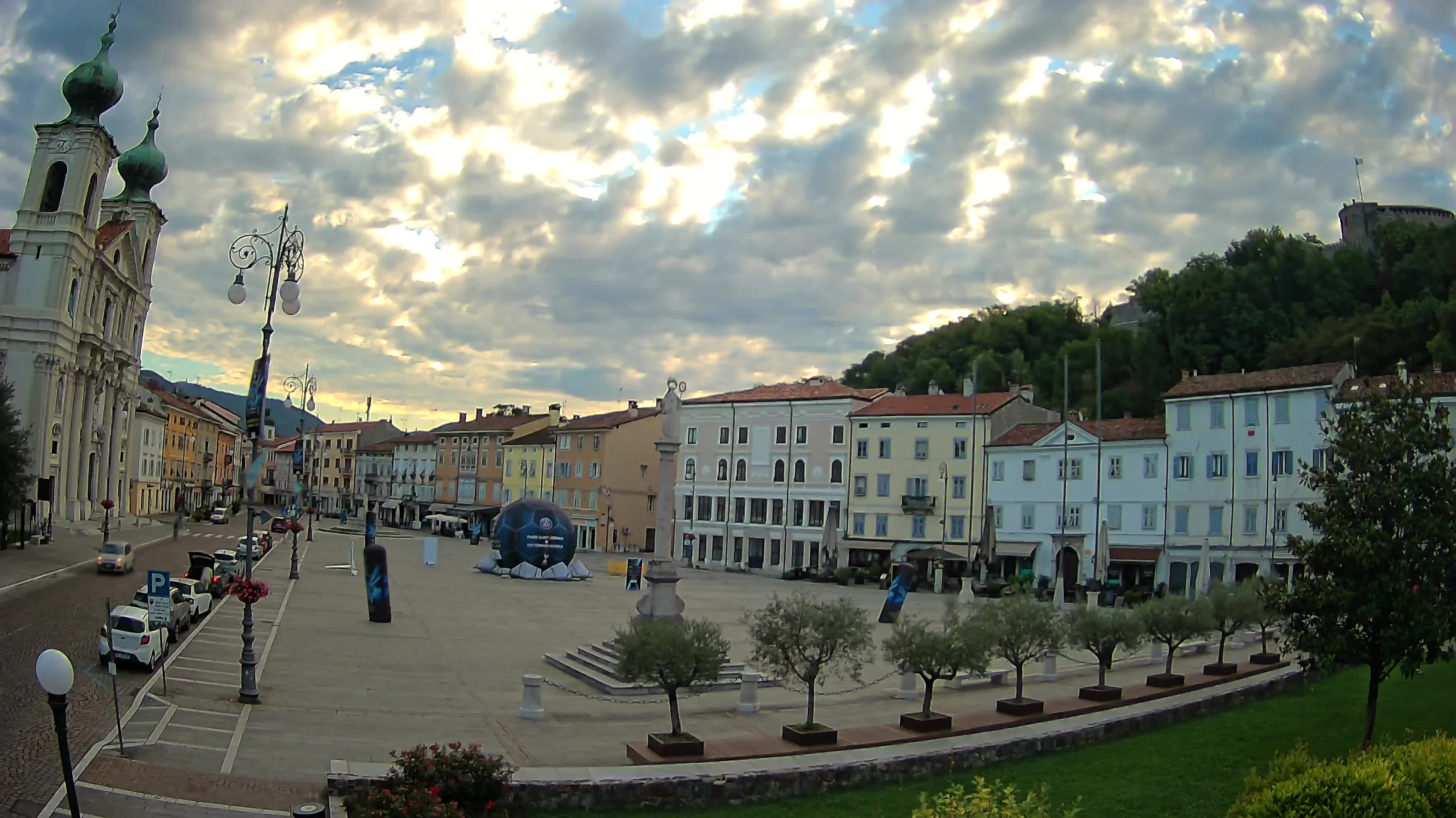Kamera Gorica Travnik in cerkev sv. Ignacija