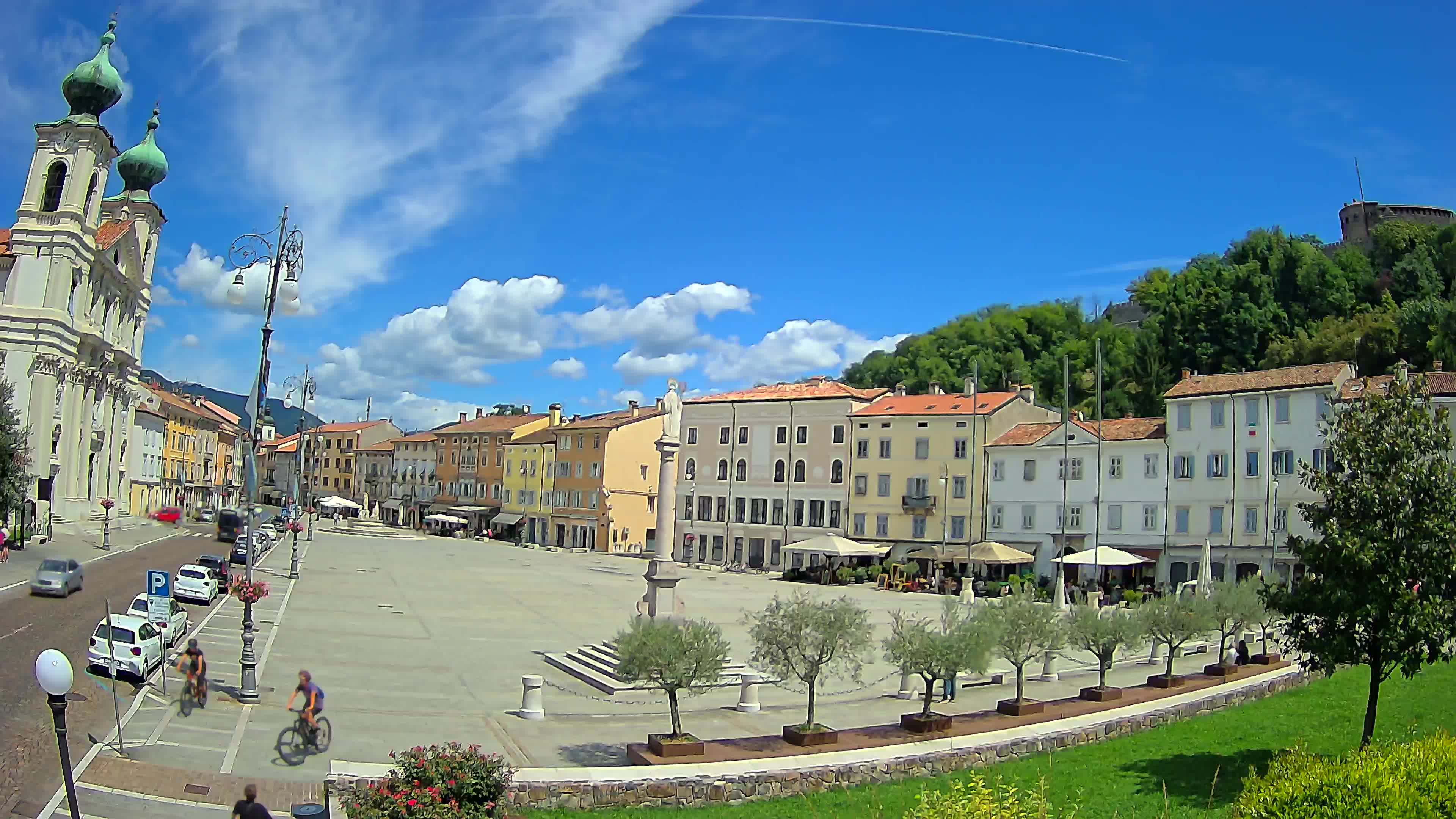 Kamera Gorica Travnik in cerkev sv. Ignacija