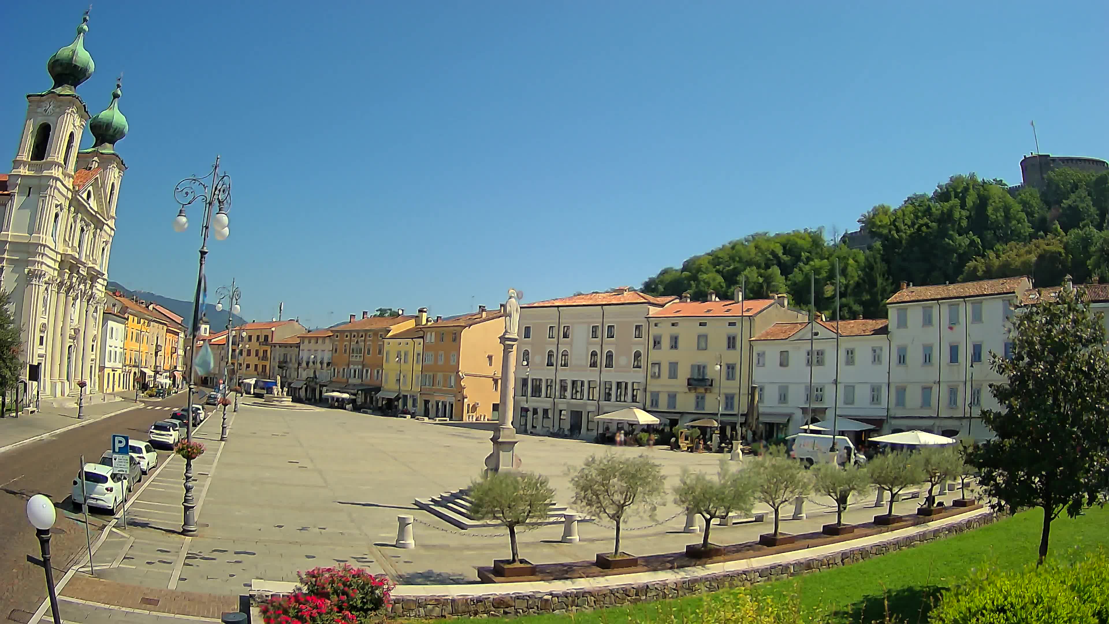 Kamera Gorica Travnik in cerkev sv. Ignacija