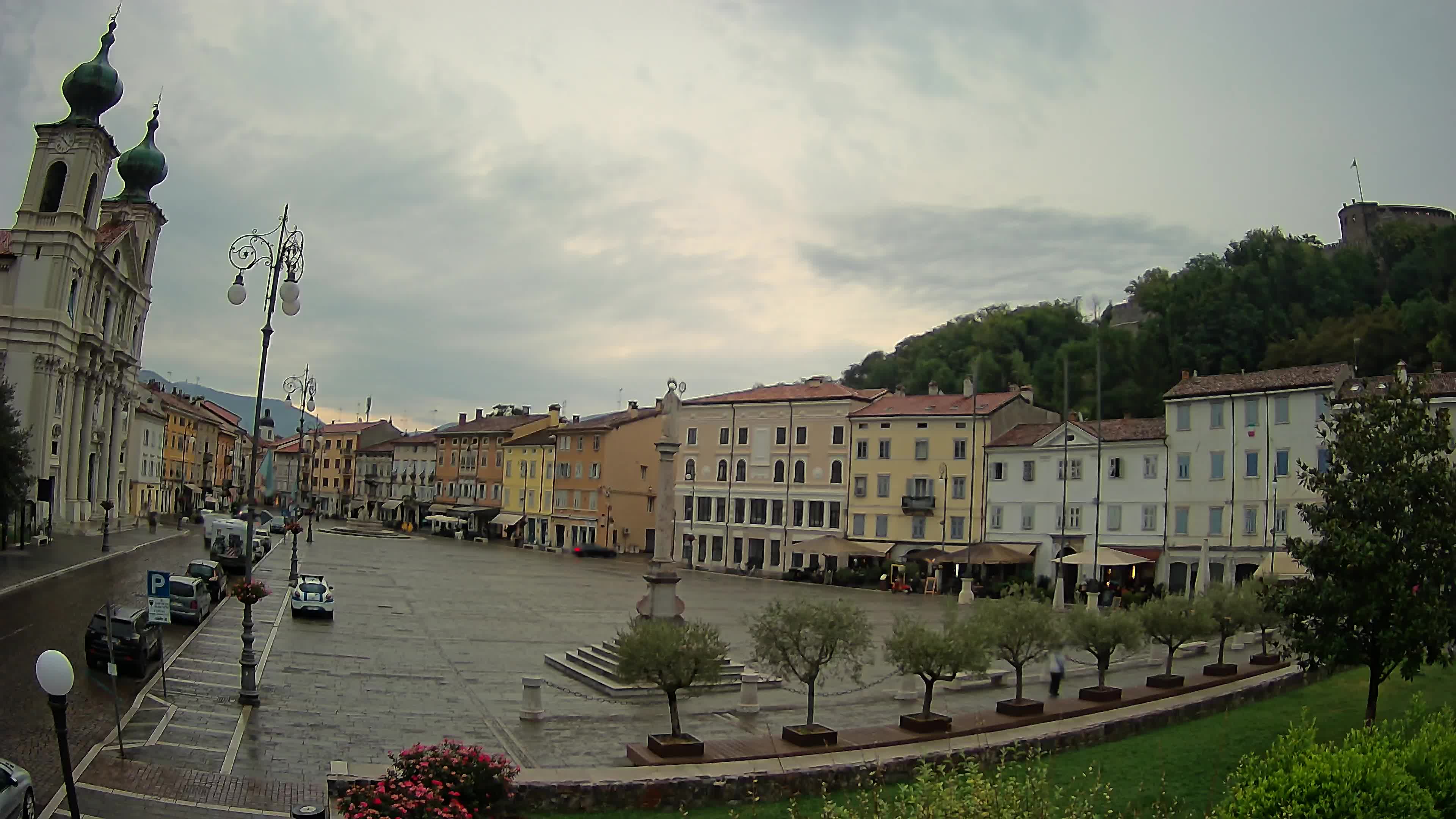Kamera Gorica Travnik in cerkev sv. Ignacija