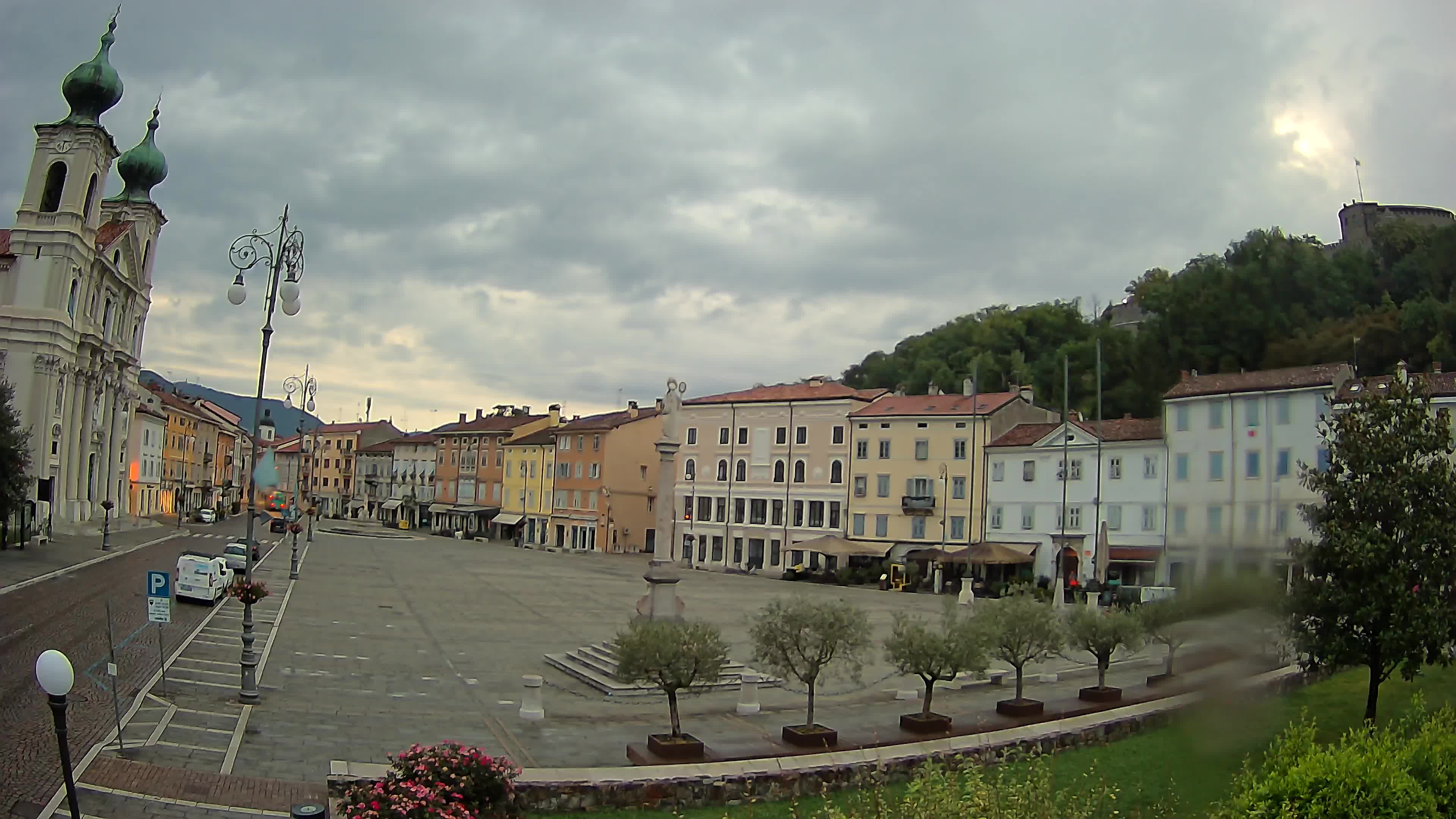 Kamera Gorica Travnik in cerkev sv. Ignacija
