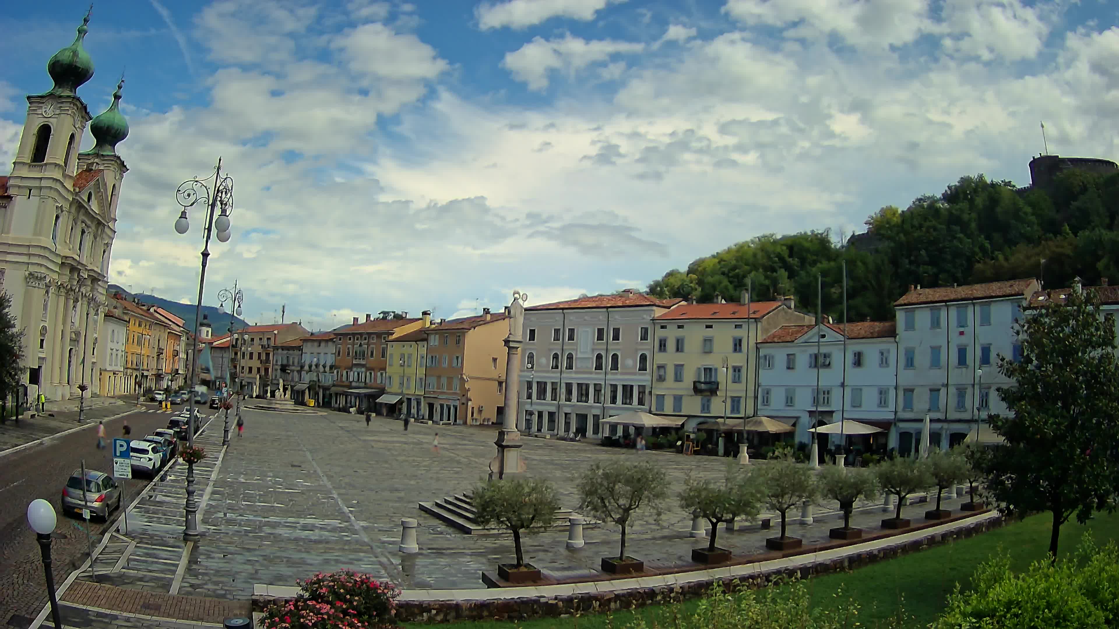 Kamera Gorica Travnik in cerkev sv. Ignacija