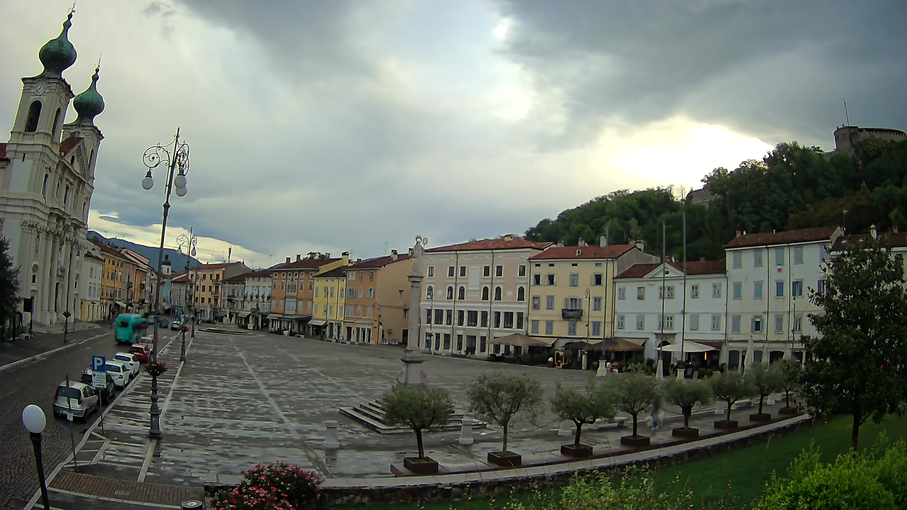Kamera Gorica Travnik in cerkev sv. Ignacija