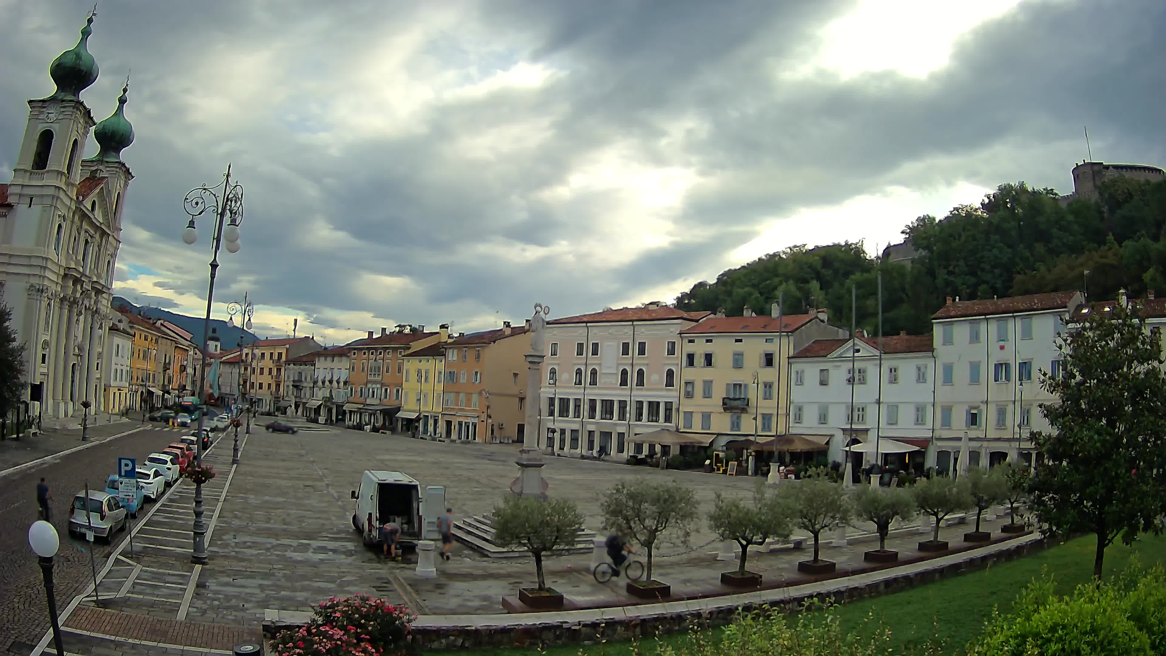Kamera Gorica Travnik in cerkev sv. Ignacija