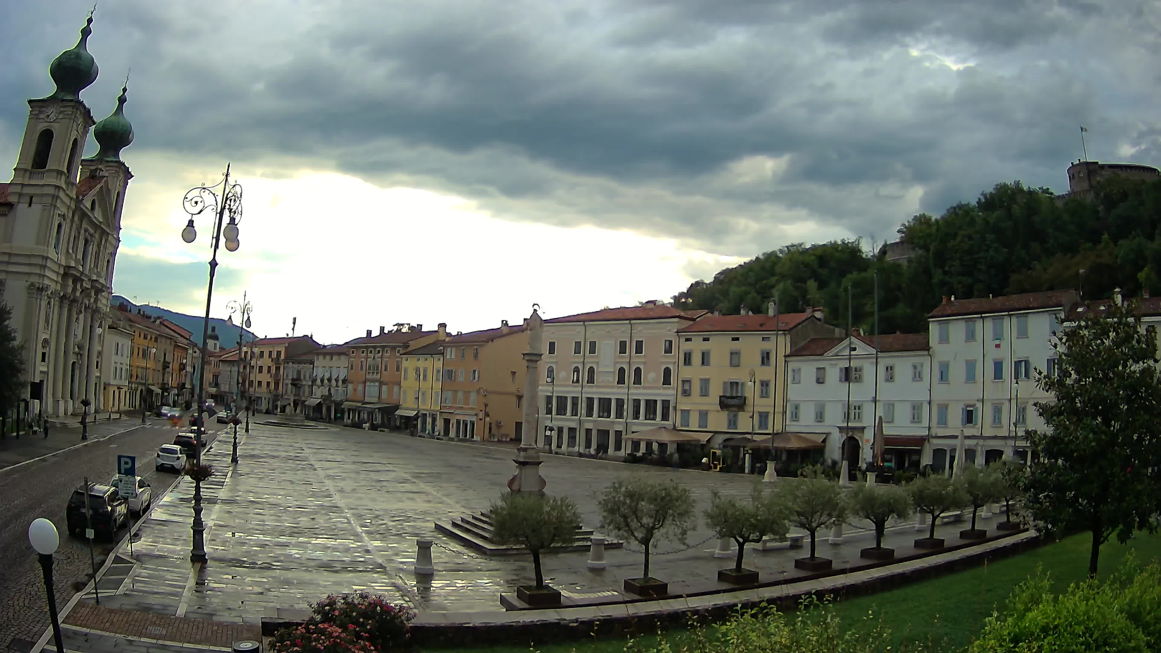 Kamera Gorica Travnik in cerkev sv. Ignacija