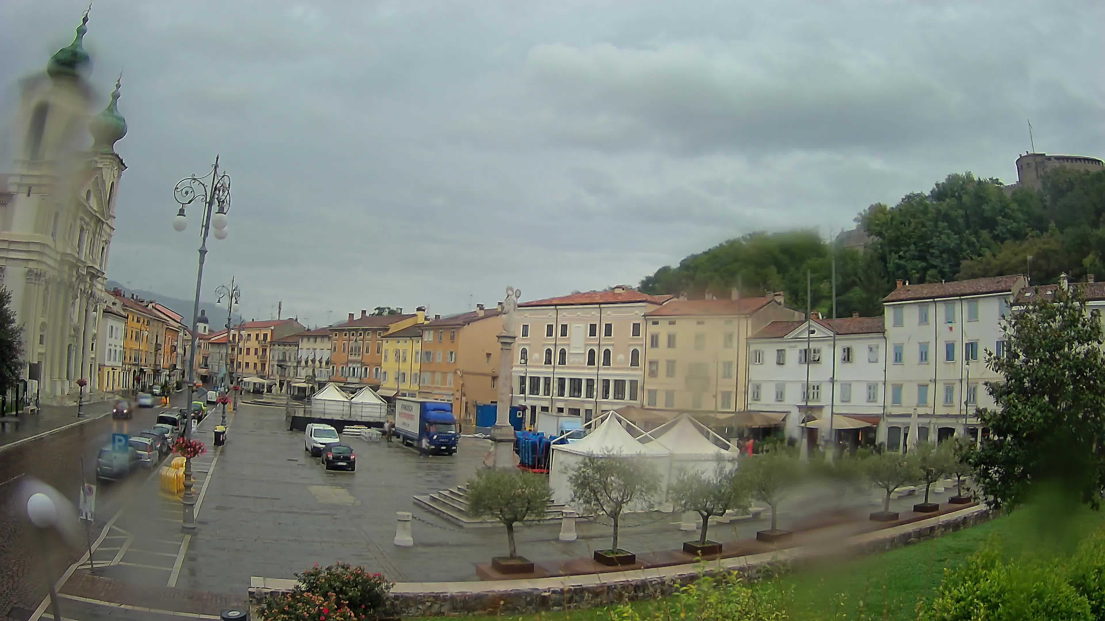 Kamera Gorica Travnik in cerkev sv. Ignacija