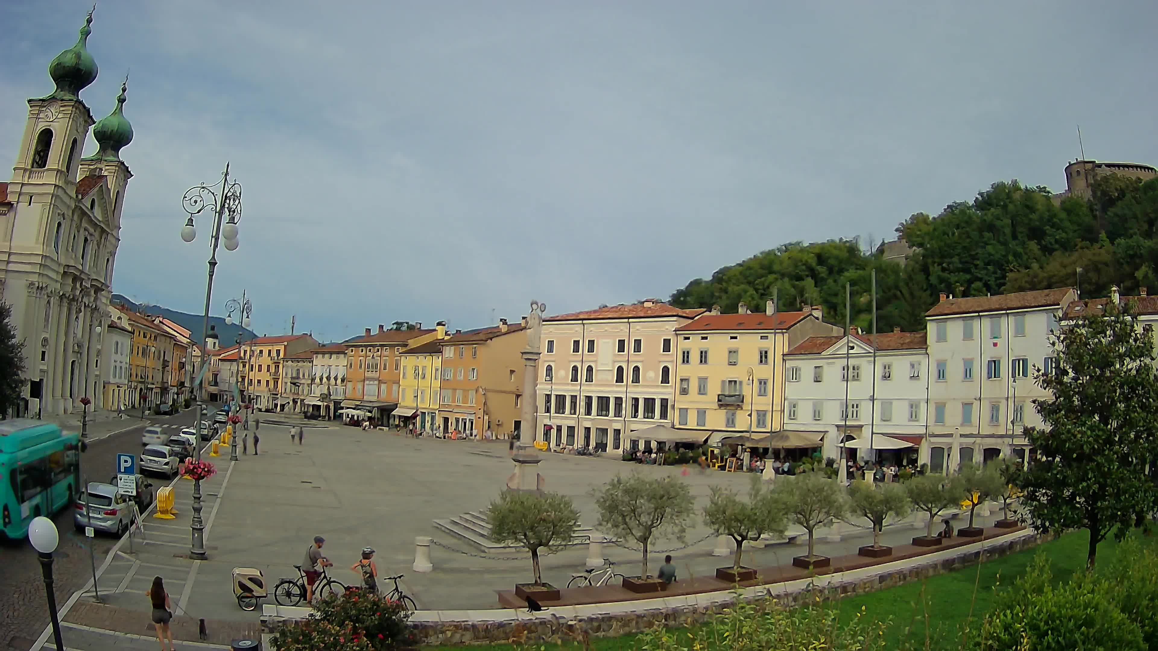 Kamera Gorica Travnik in cerkev sv. Ignacija