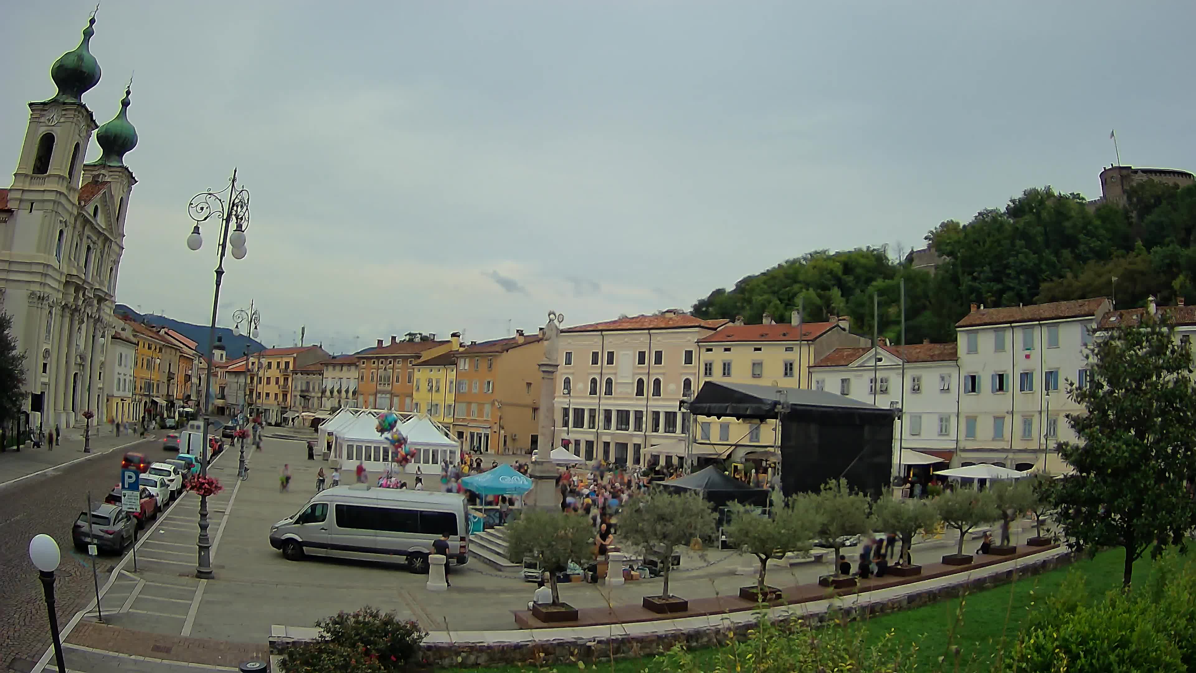 Kamera Gorica Travnik in cerkev sv. Ignacija