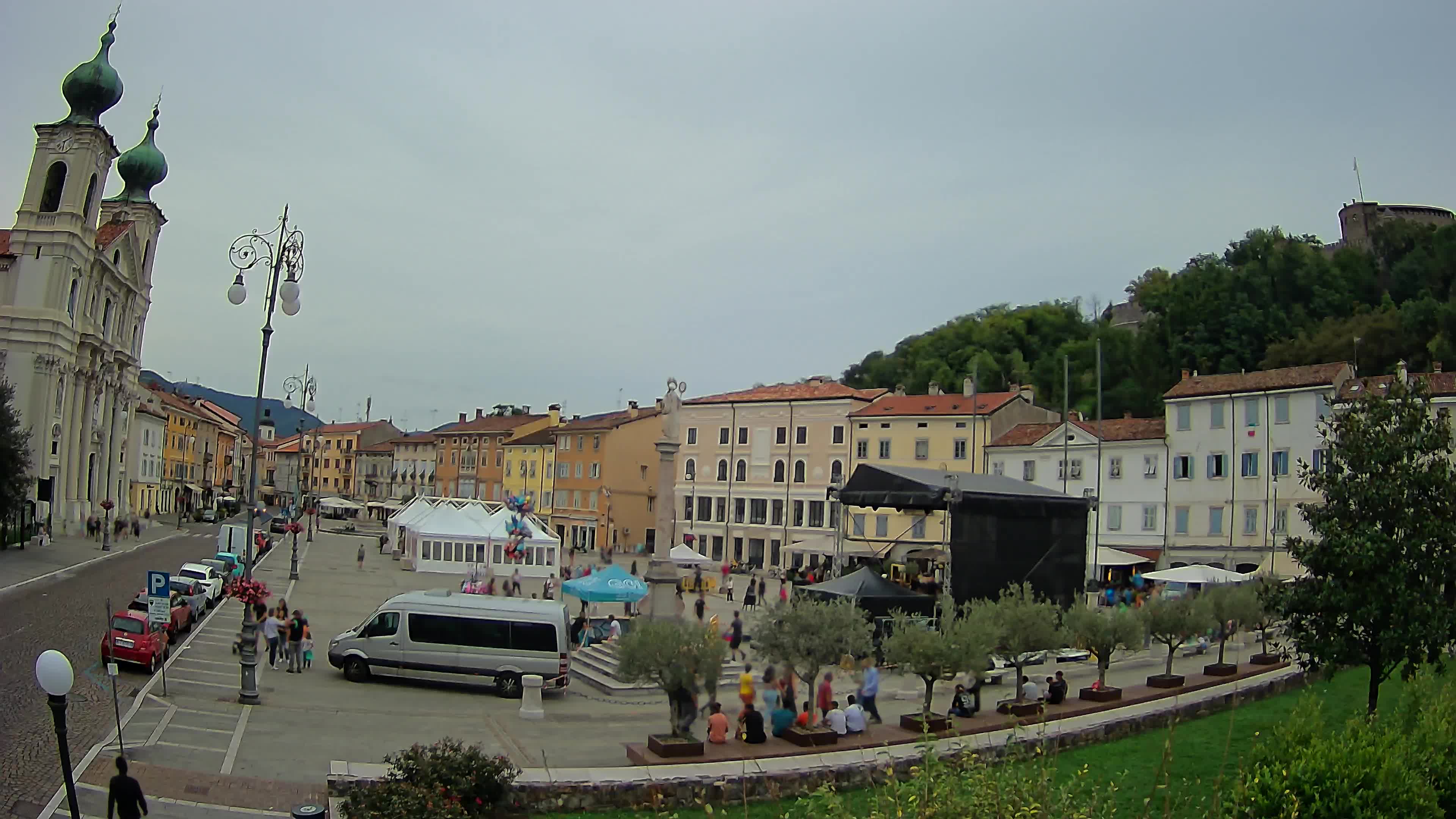 Kamera Gorica Travnik in cerkev sv. Ignacija