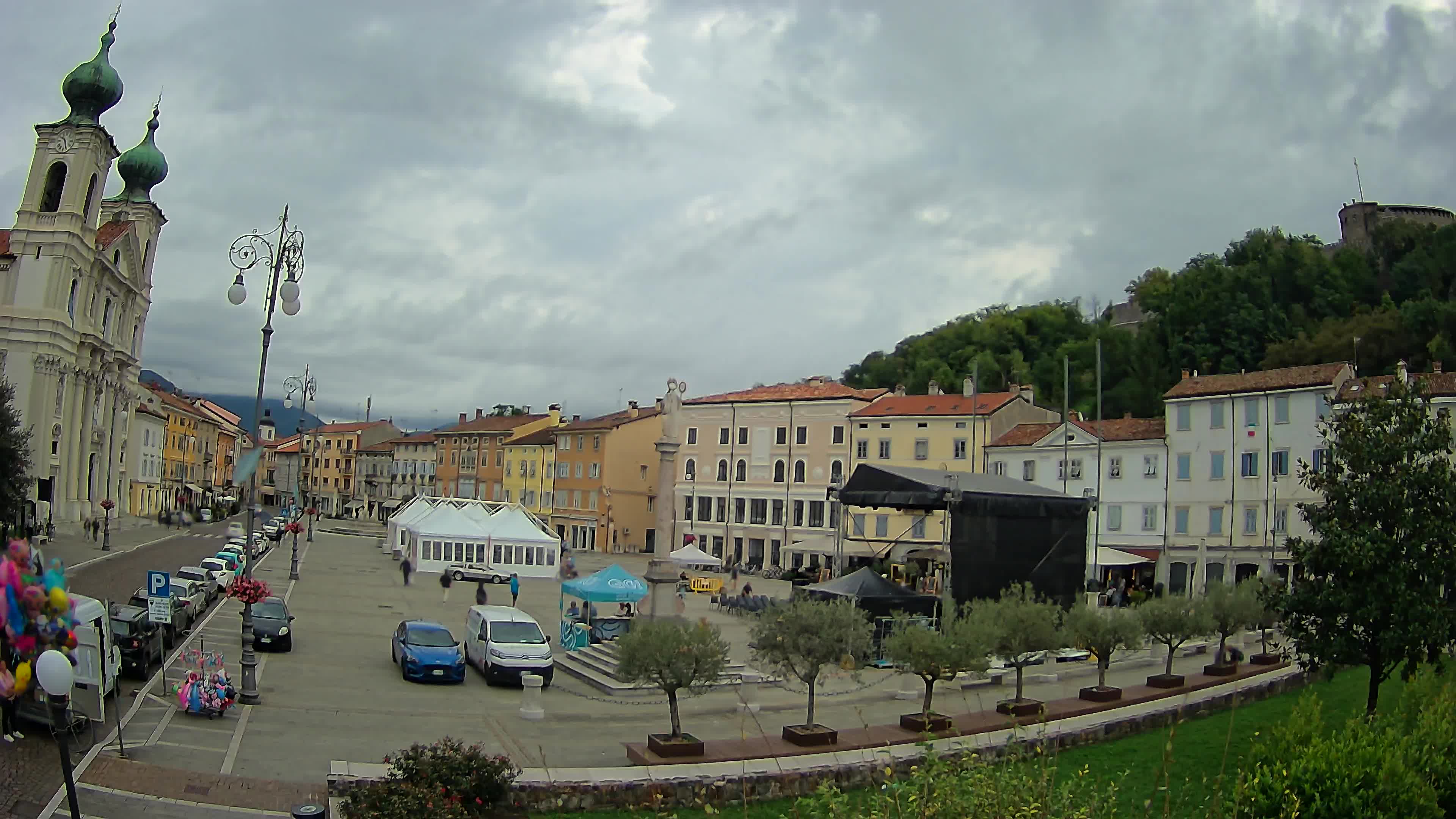 Kamera Gorica Travnik in cerkev sv. Ignacija