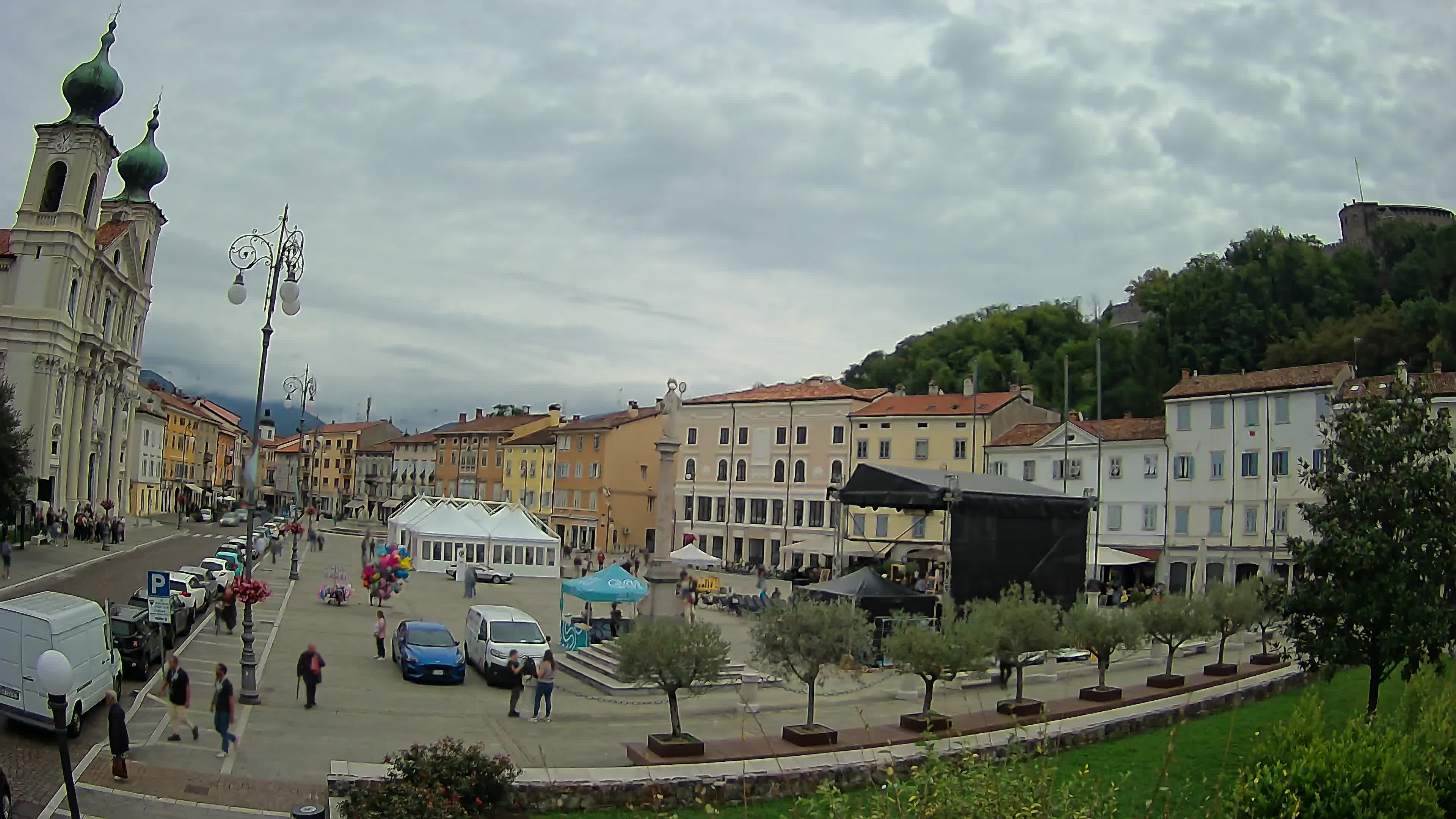 Kamera Gorica Travnik in cerkev sv. Ignacija
