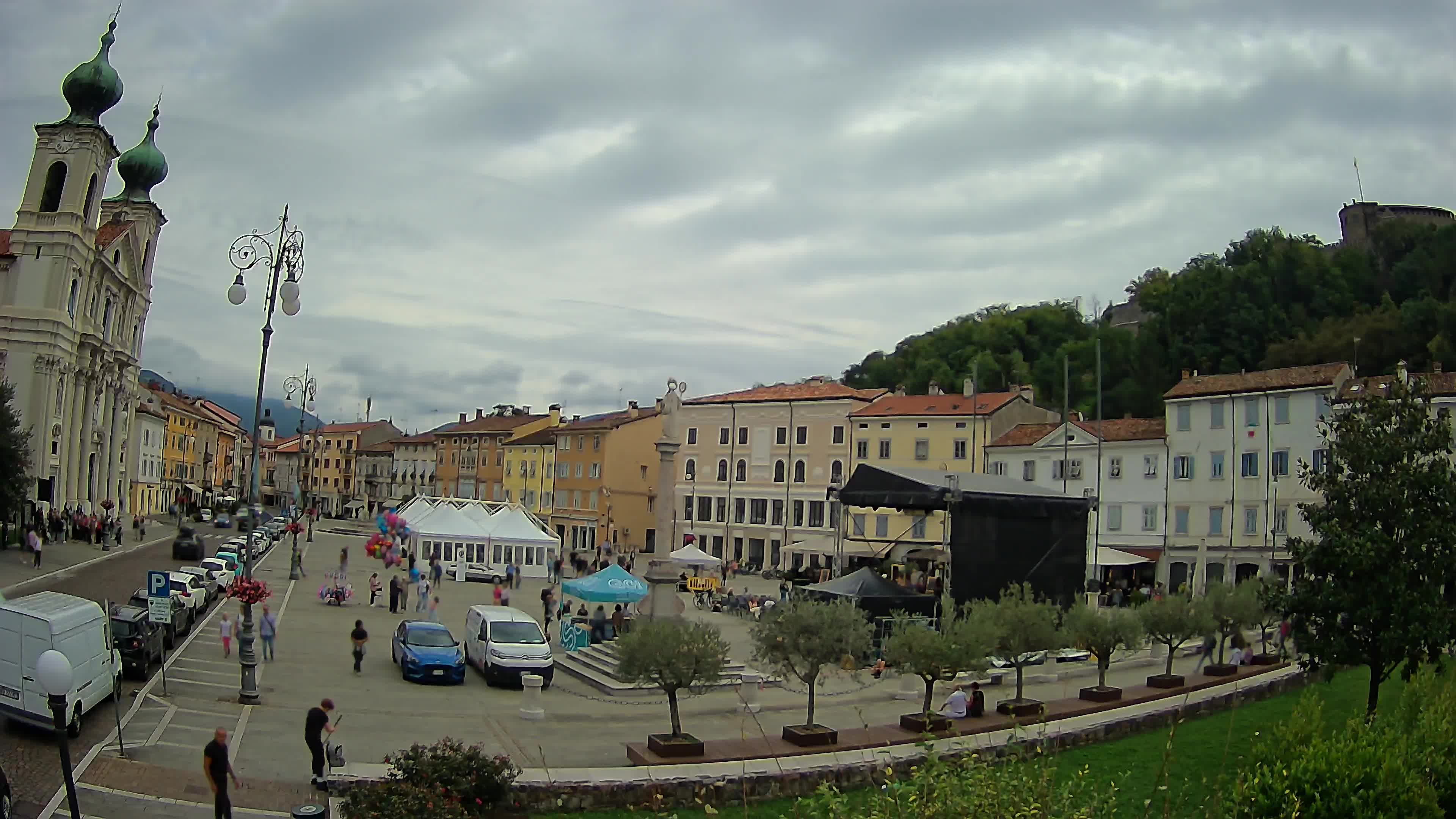Kamera Gorica Travnik in cerkev sv. Ignacija