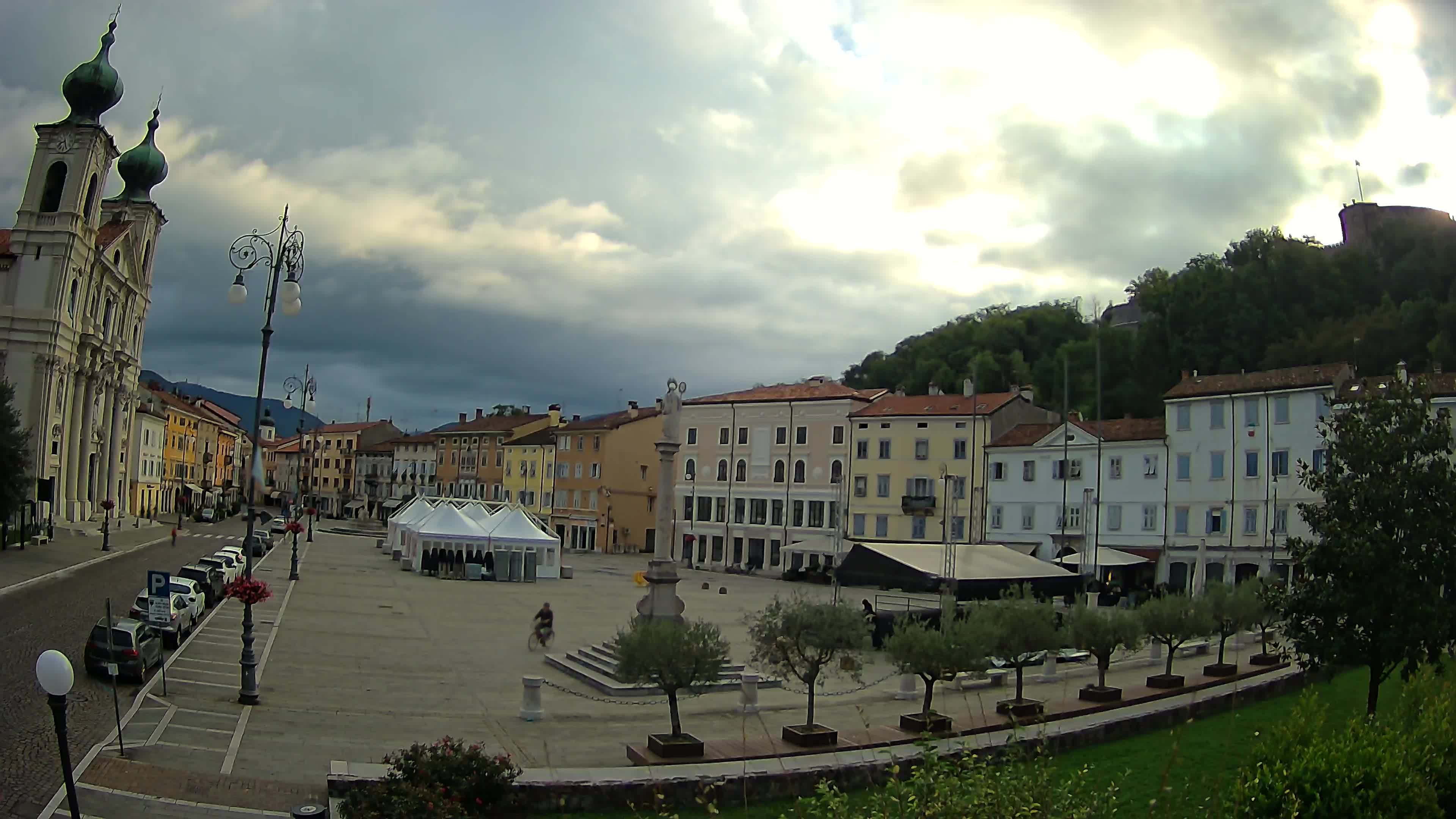 Kamera Gorica Travnik in cerkev sv. Ignacija
