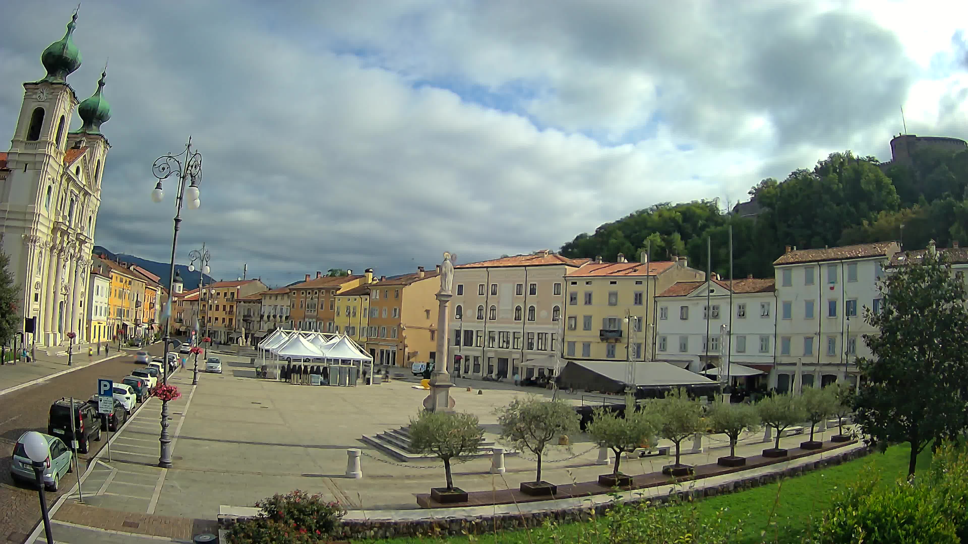 Kamera Gorica Travnik in cerkev sv. Ignacija