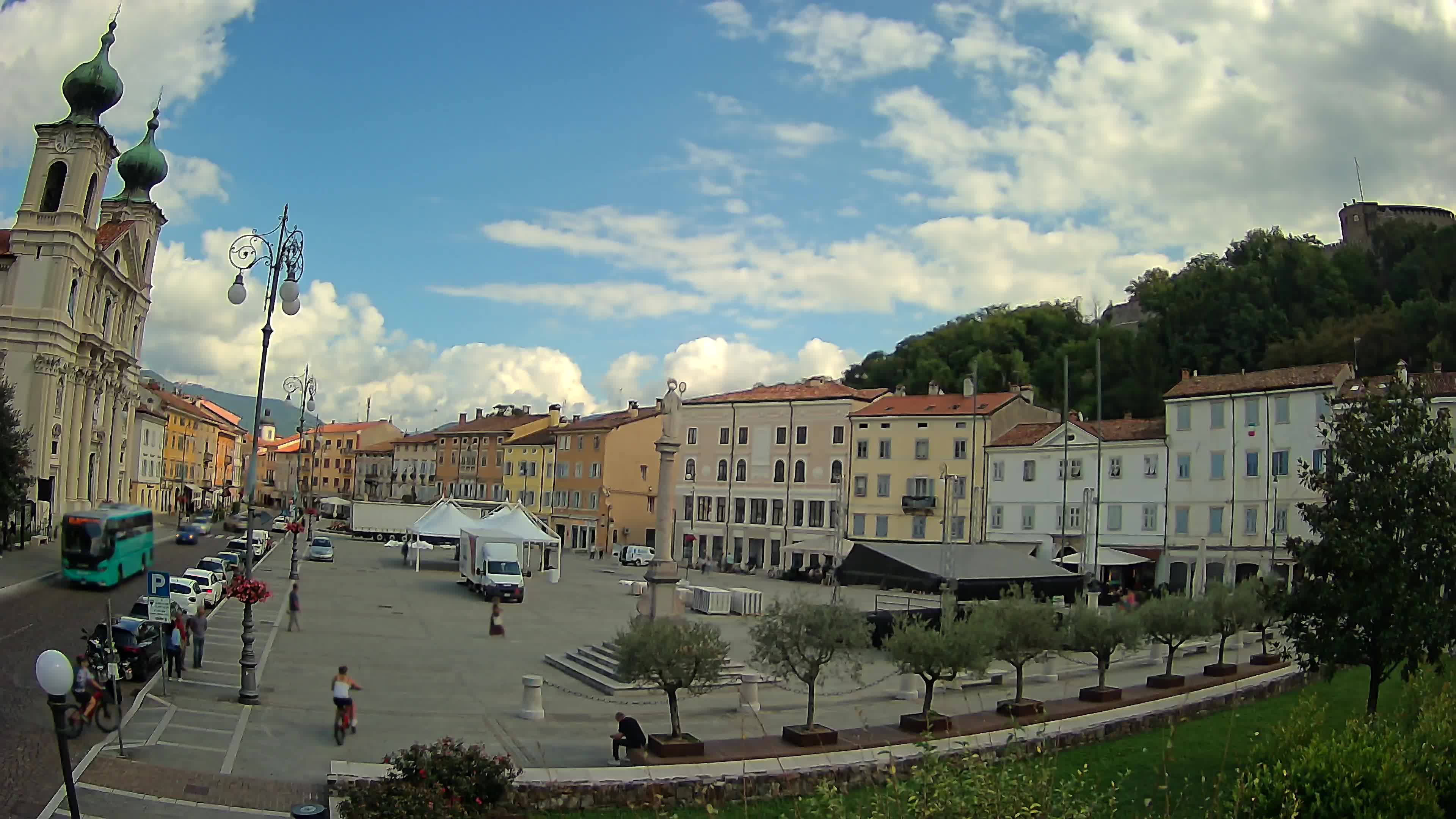 Kamera Gorica Travnik in cerkev sv. Ignacija