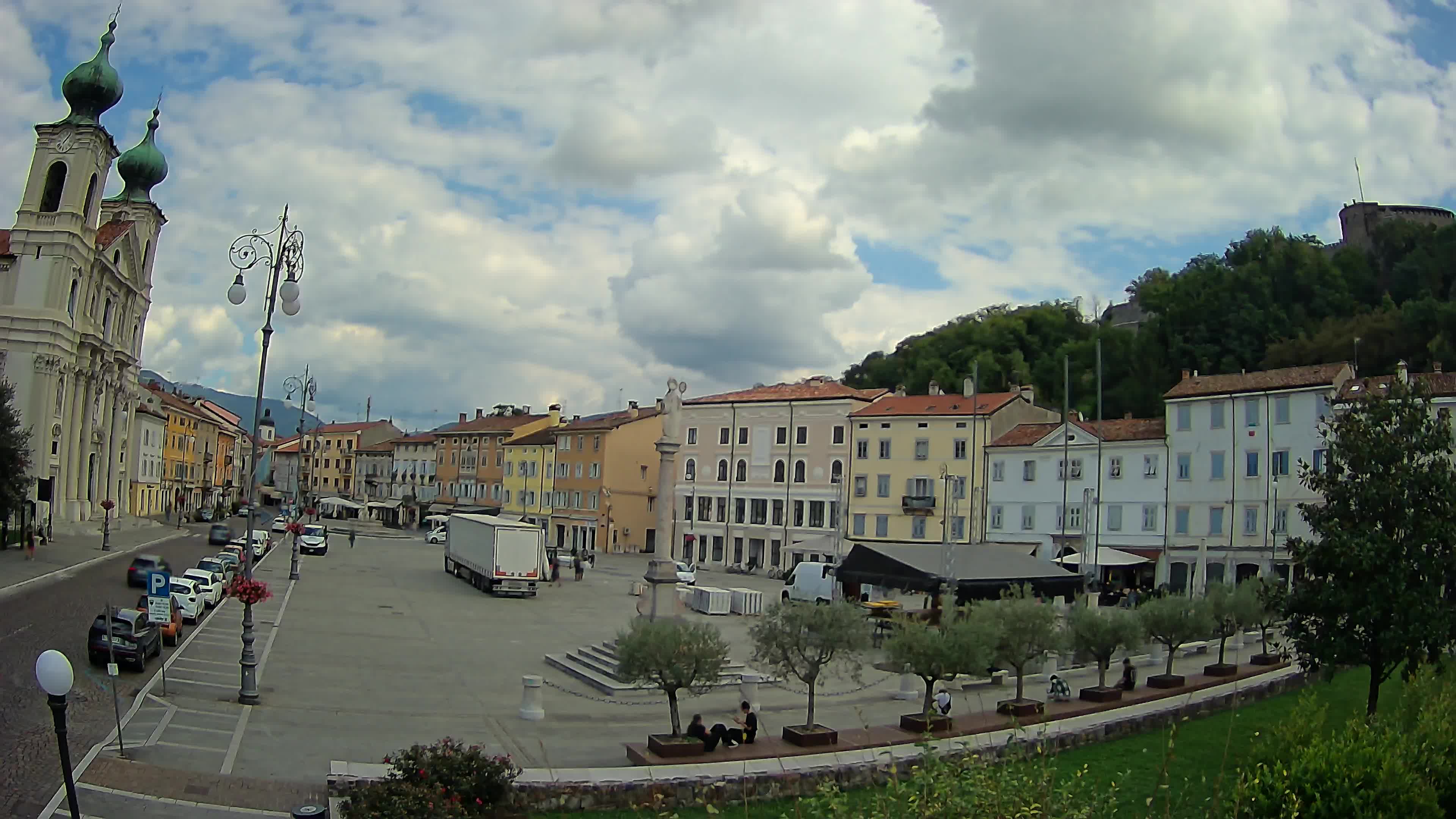 Kamera Gorica Travnik in cerkev sv. Ignacija