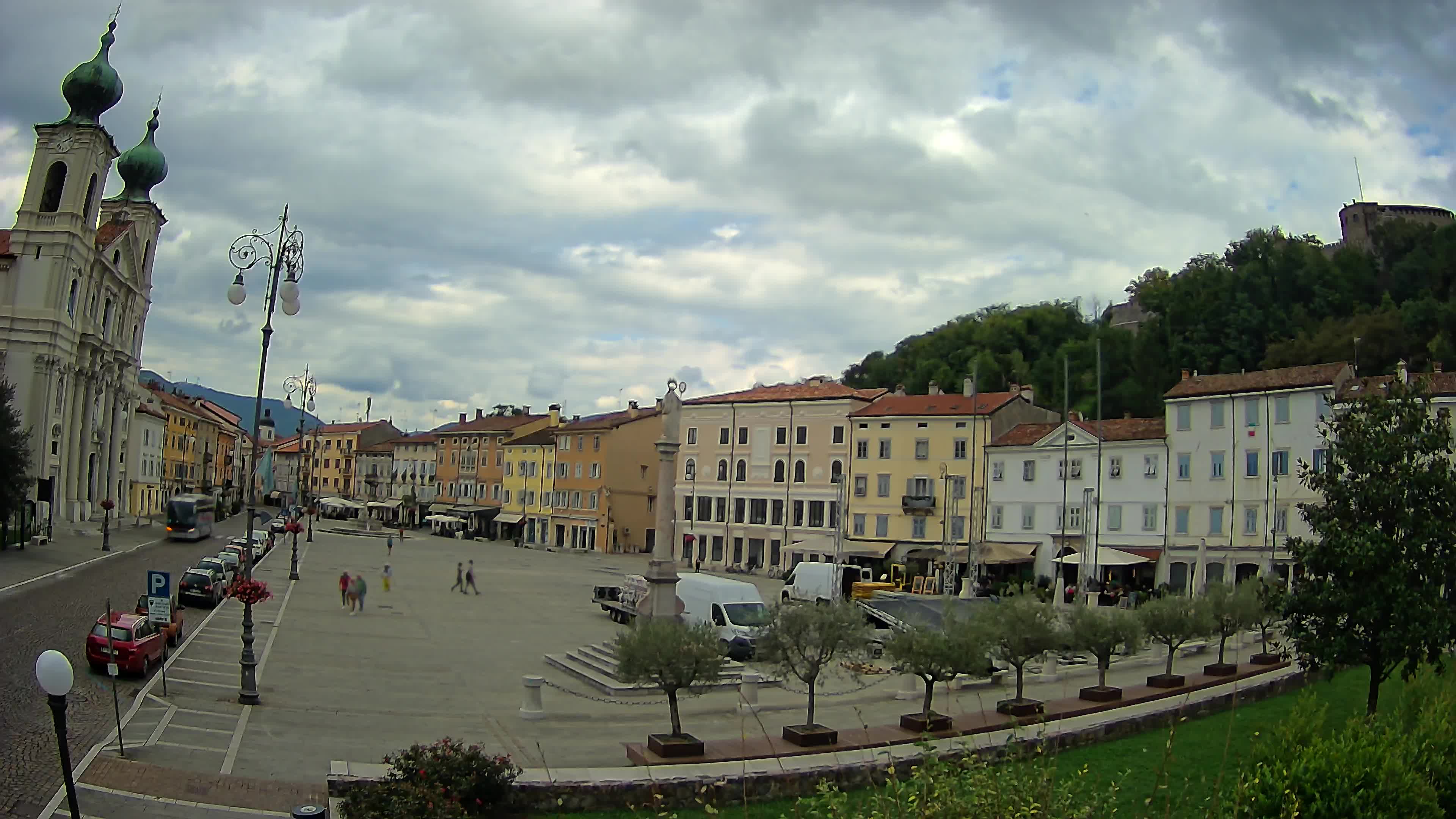 Kamera Gorica Travnik in cerkev sv. Ignacija