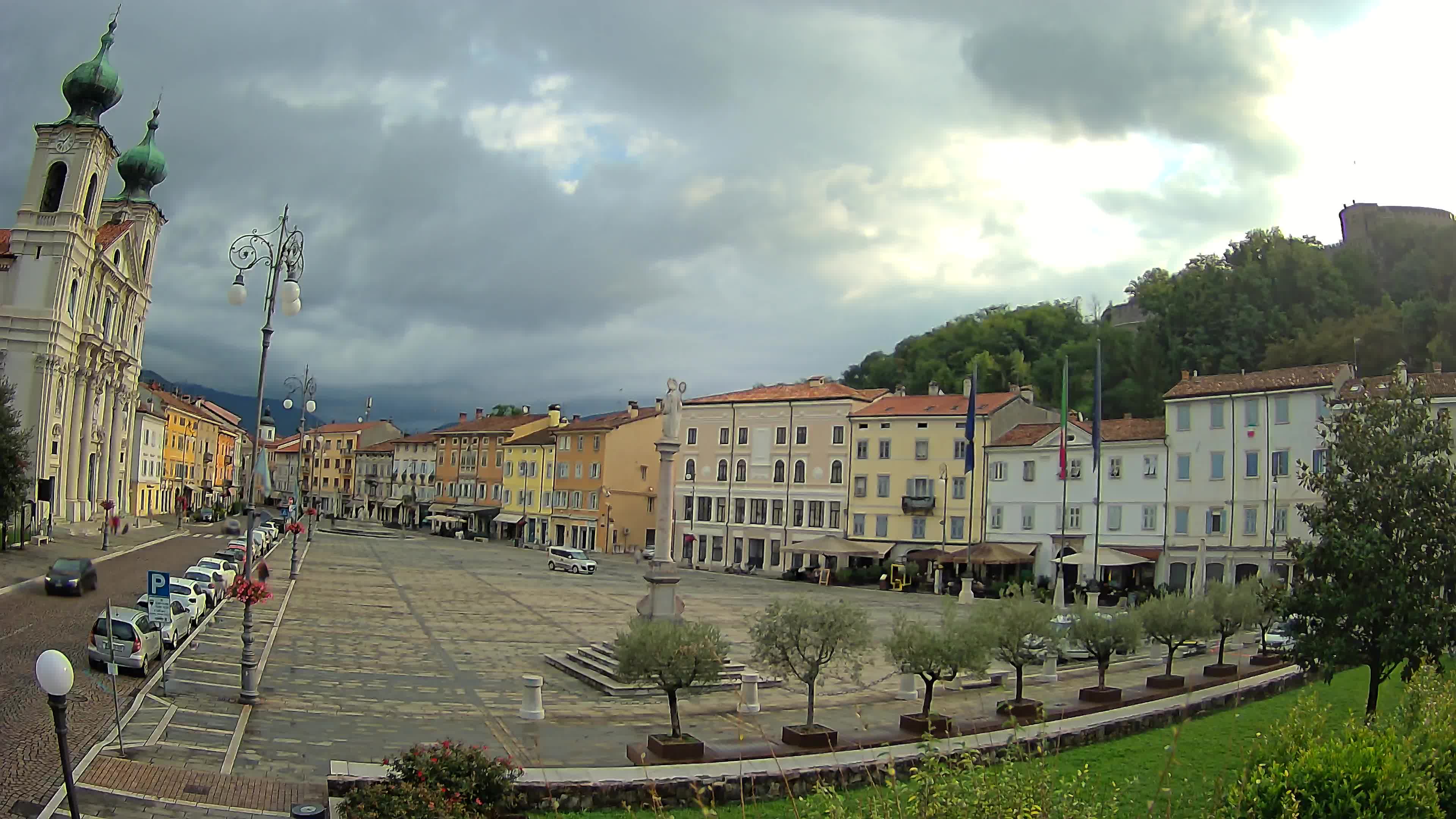 Kamera Gorica Travnik in cerkev sv. Ignacija