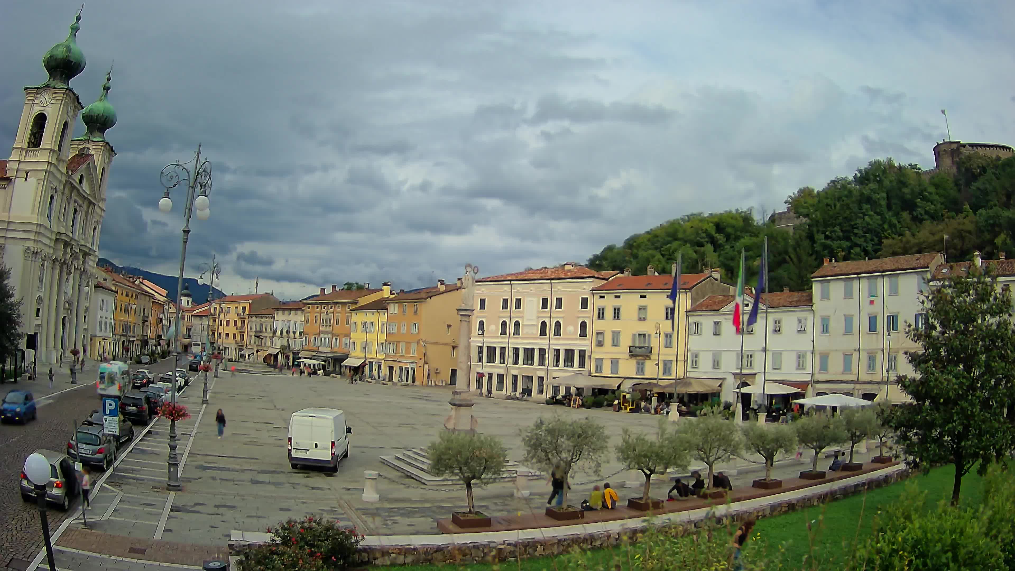 Kamera Gorica Travnik in cerkev sv. Ignacija