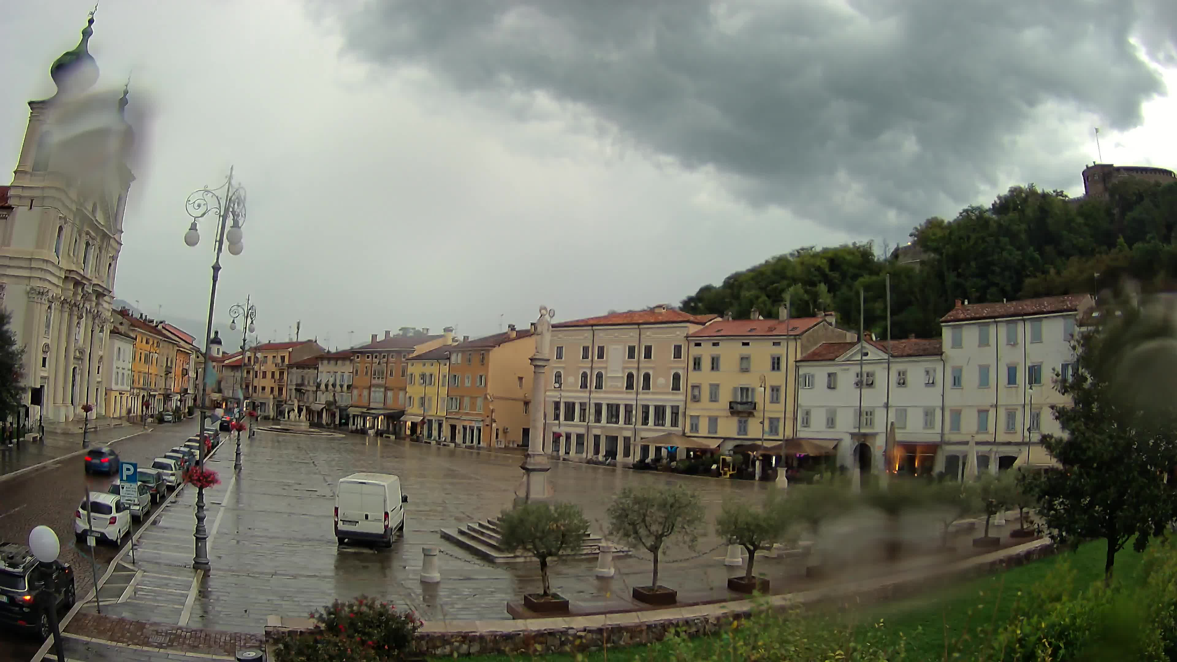 Gorizia Piazza della Vittoria e chiesa di S. Ignazio
