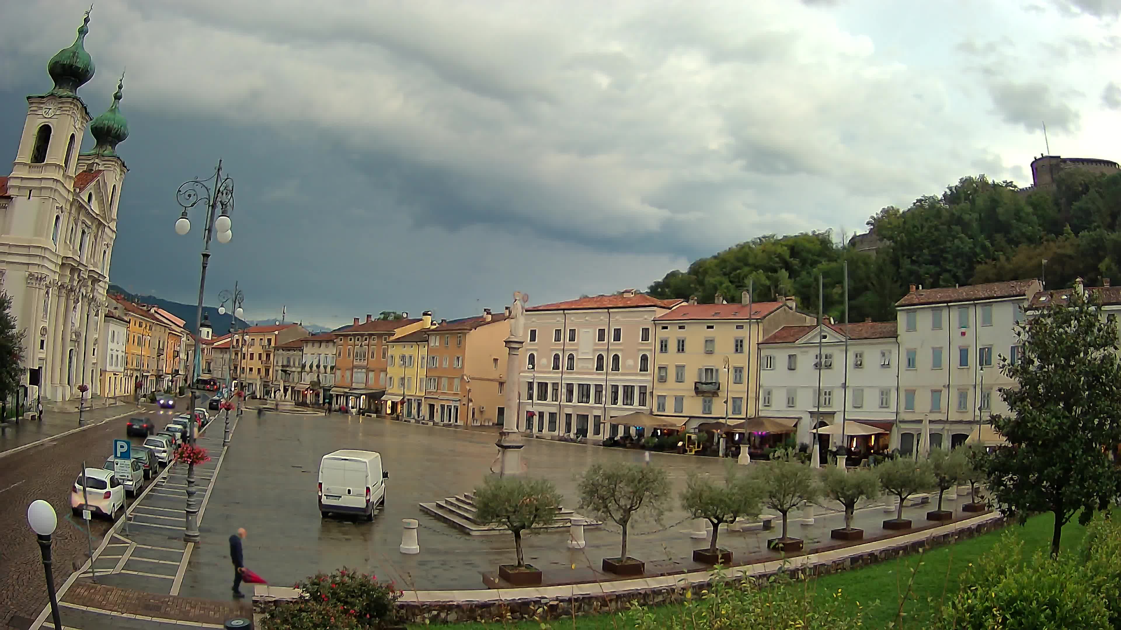 Kamera Gorica Travnik in cerkev sv. Ignacija