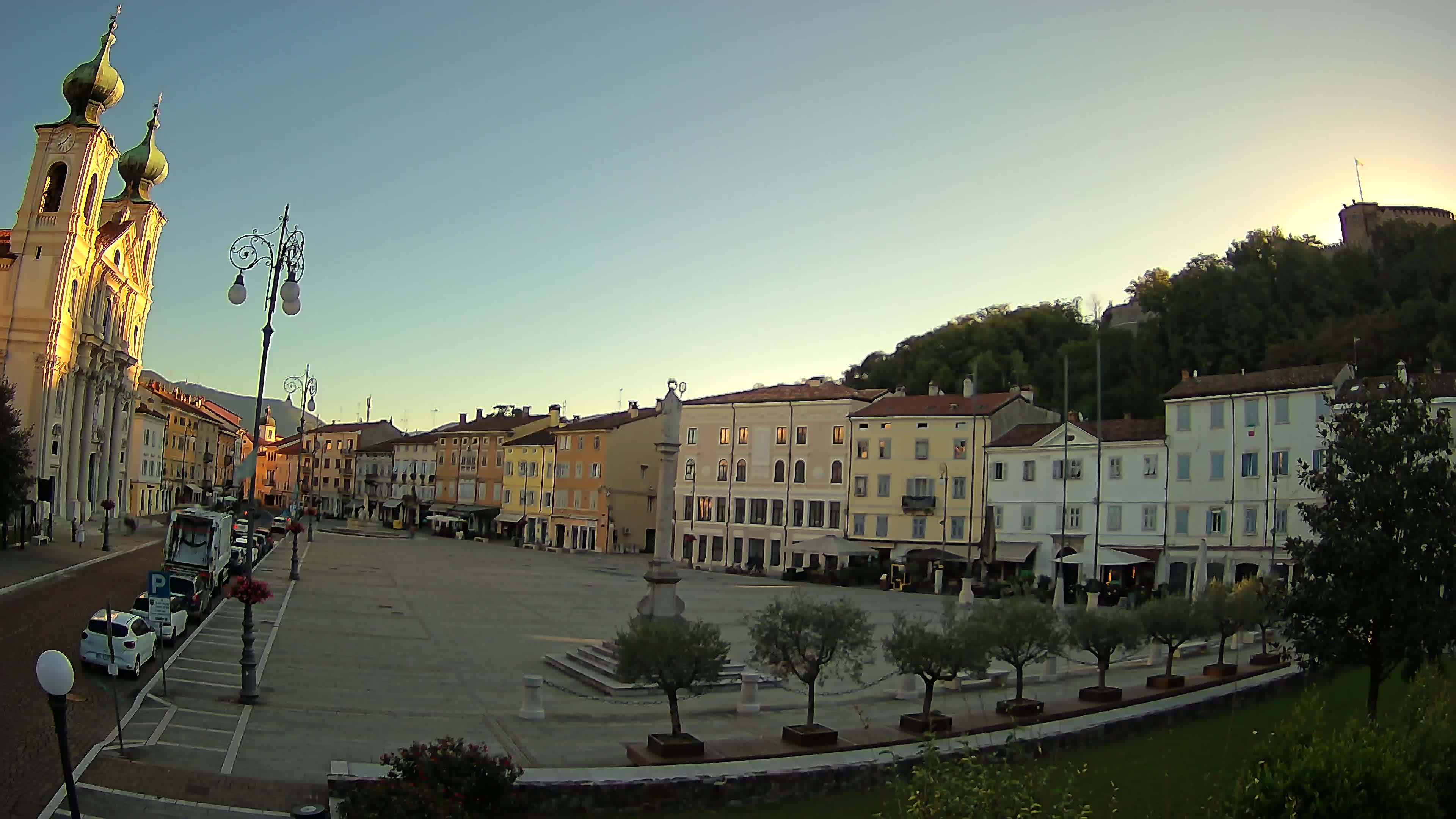 Kamera Gorica Travnik in cerkev sv. Ignacija
