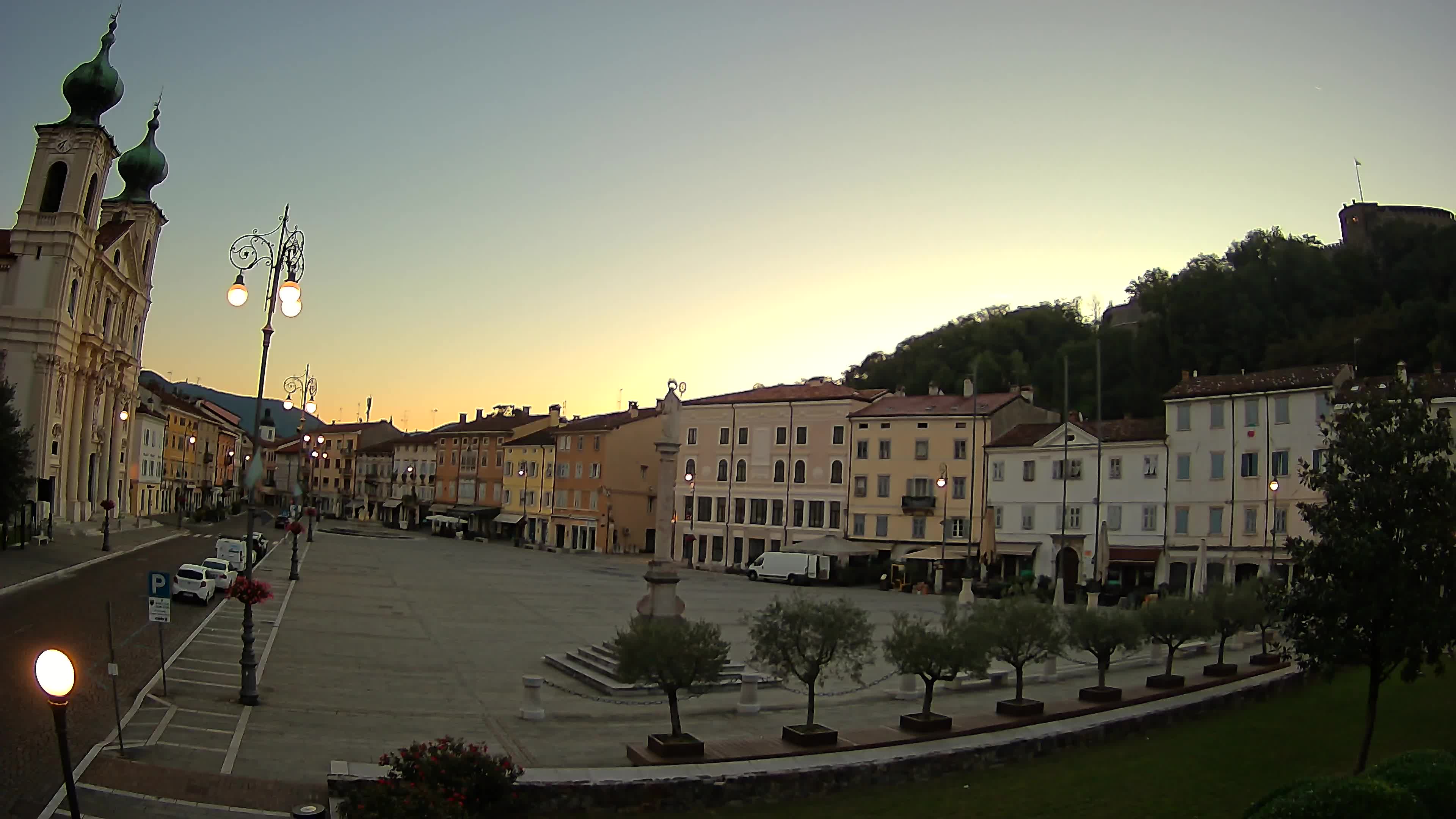 Kamera Gorica Travnik in cerkev sv. Ignacija