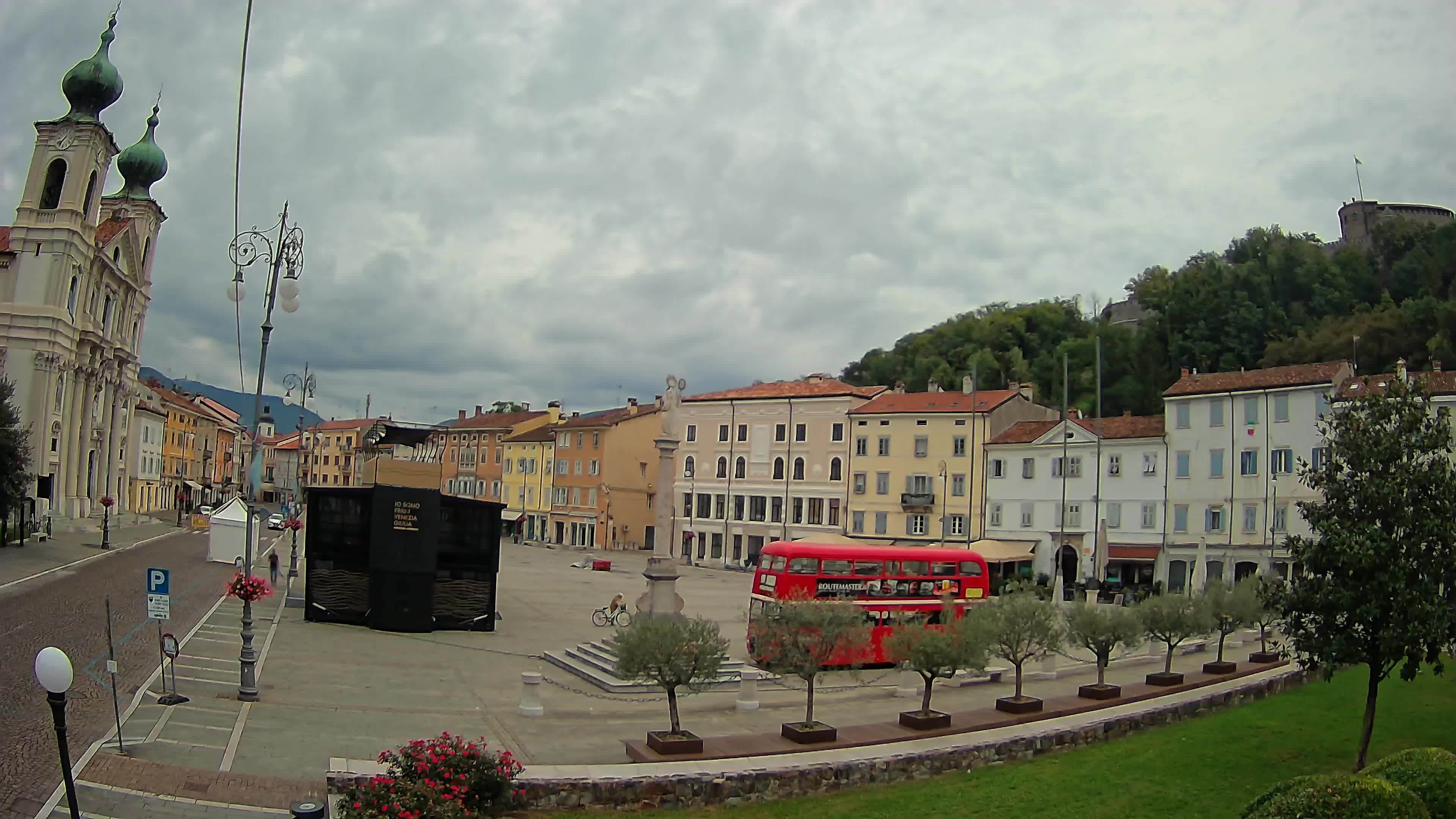 Kamera Gorica Travnik in cerkev sv. Ignacija