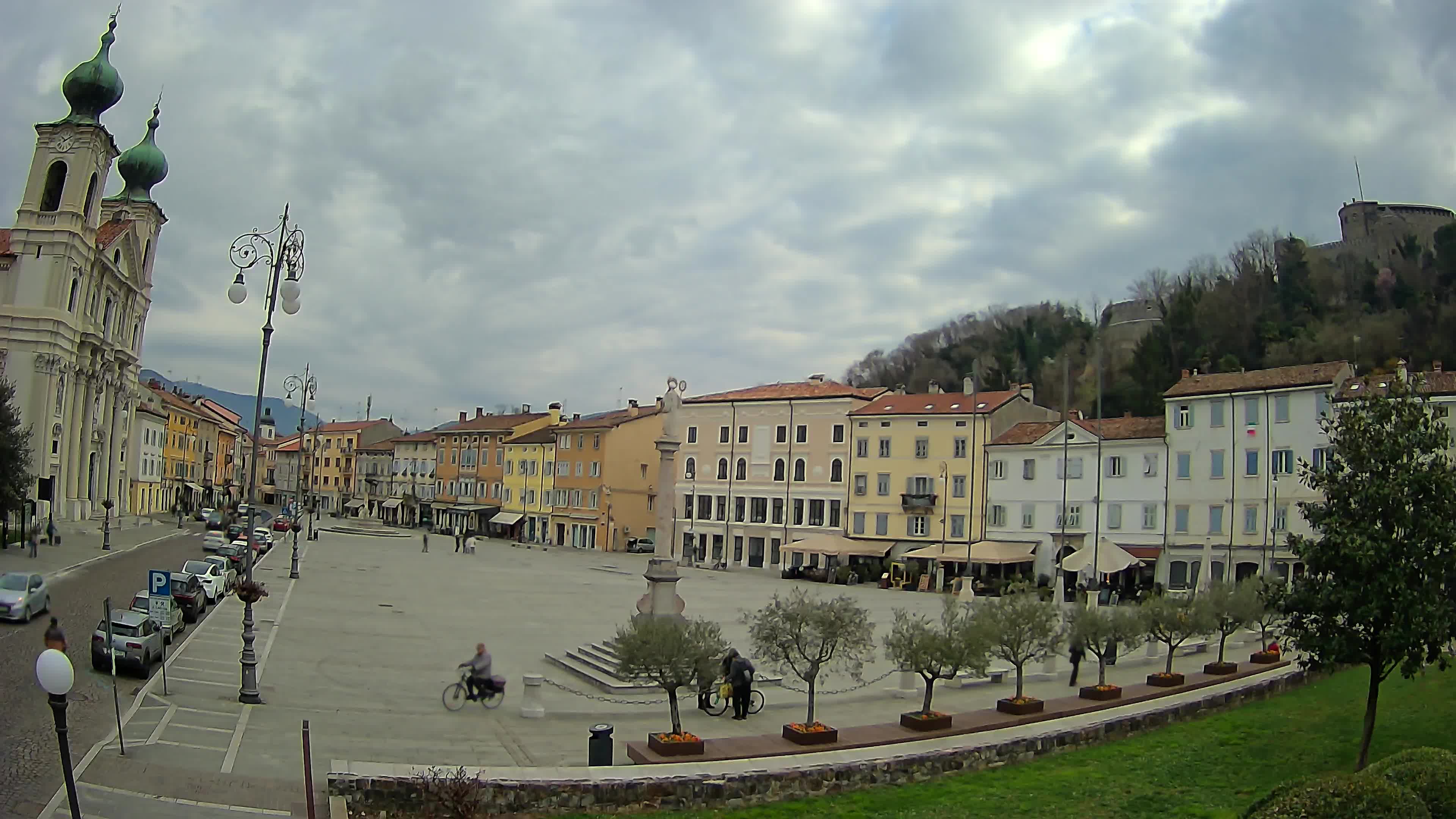 Kamera Gorica Travnik in cerkev sv. Ignacija
