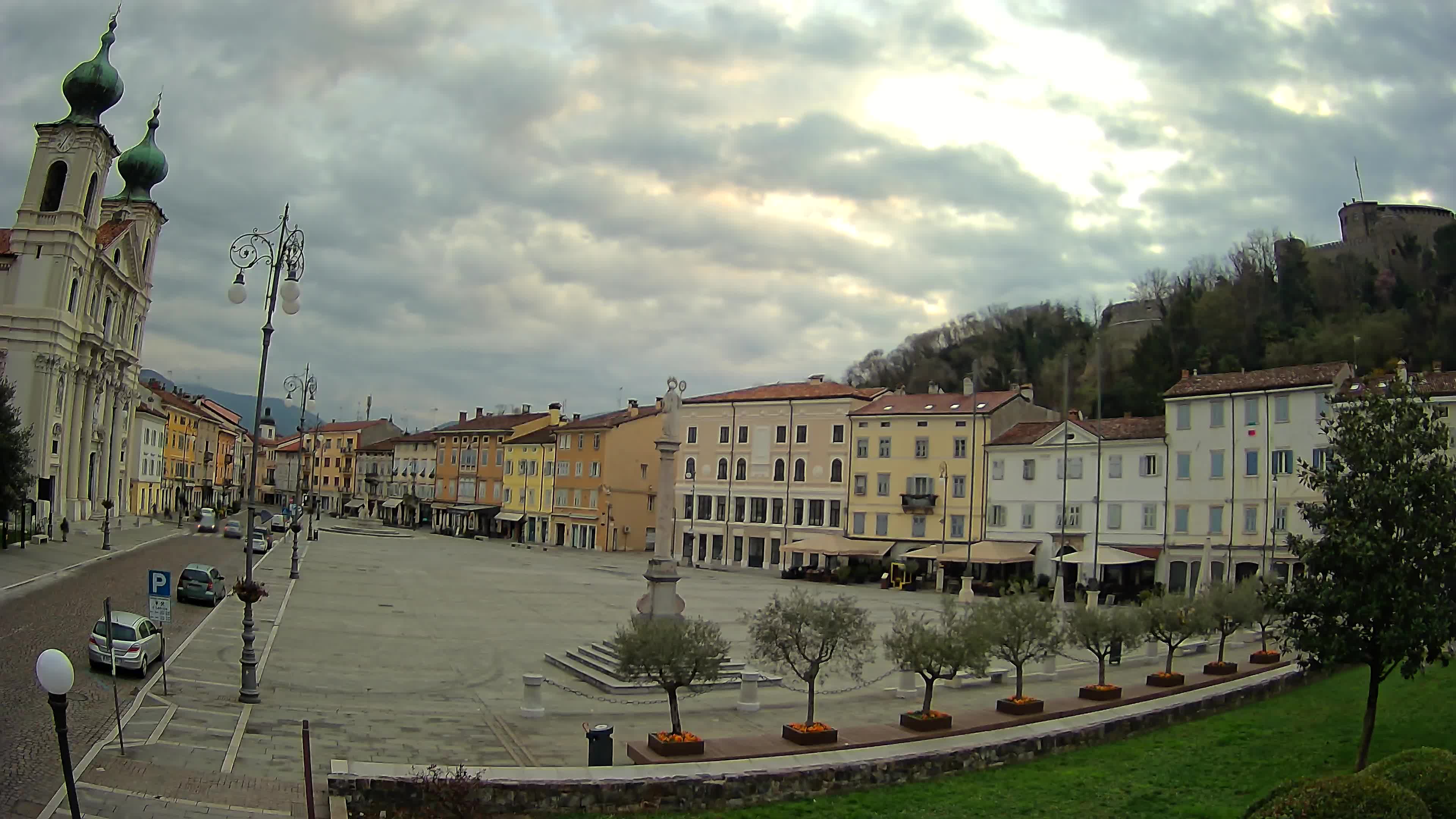 Kamera Gorica Travnik in cerkev sv. Ignacija