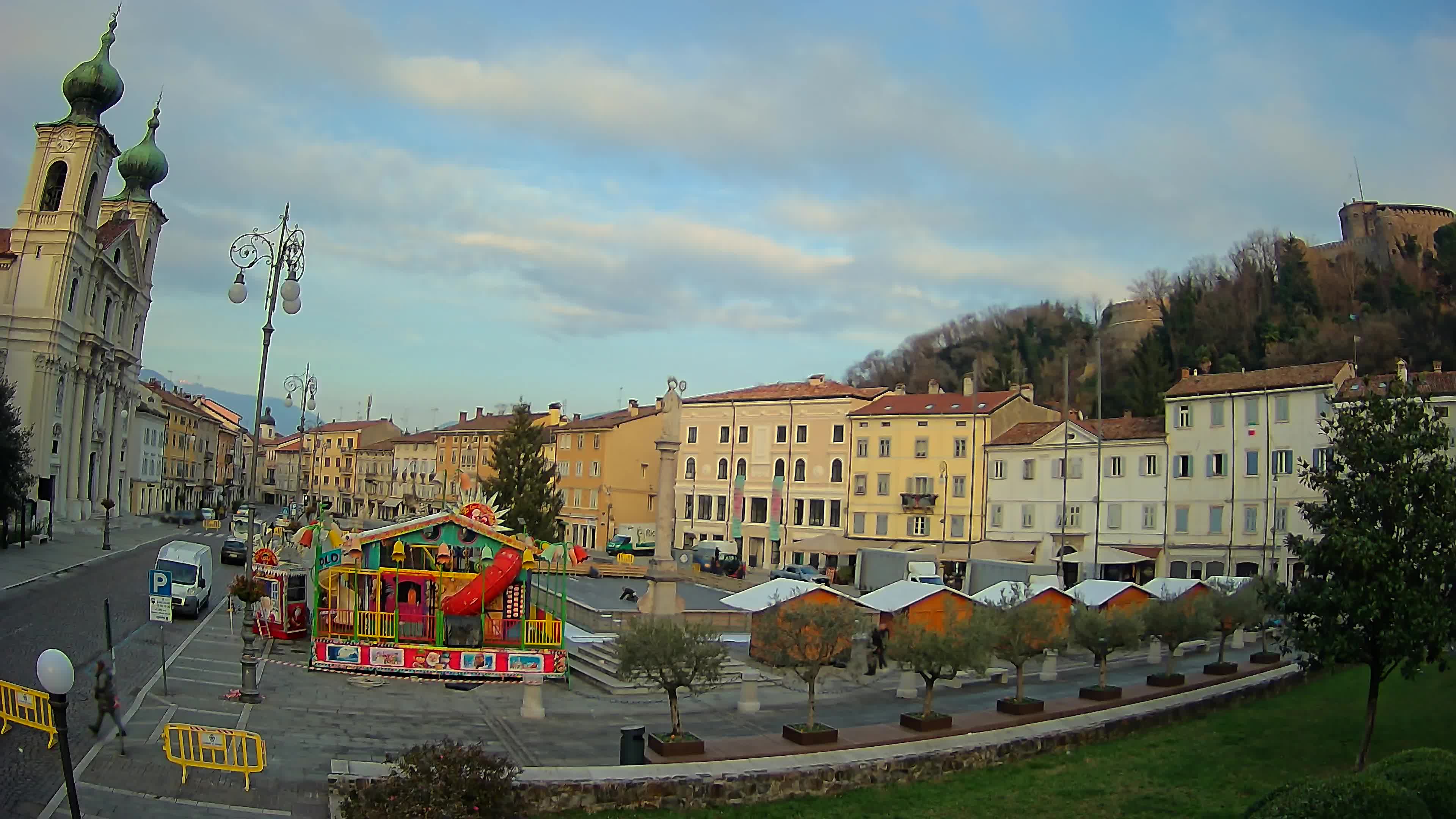Kamera Gorica Travnik in cerkev sv. Ignacija