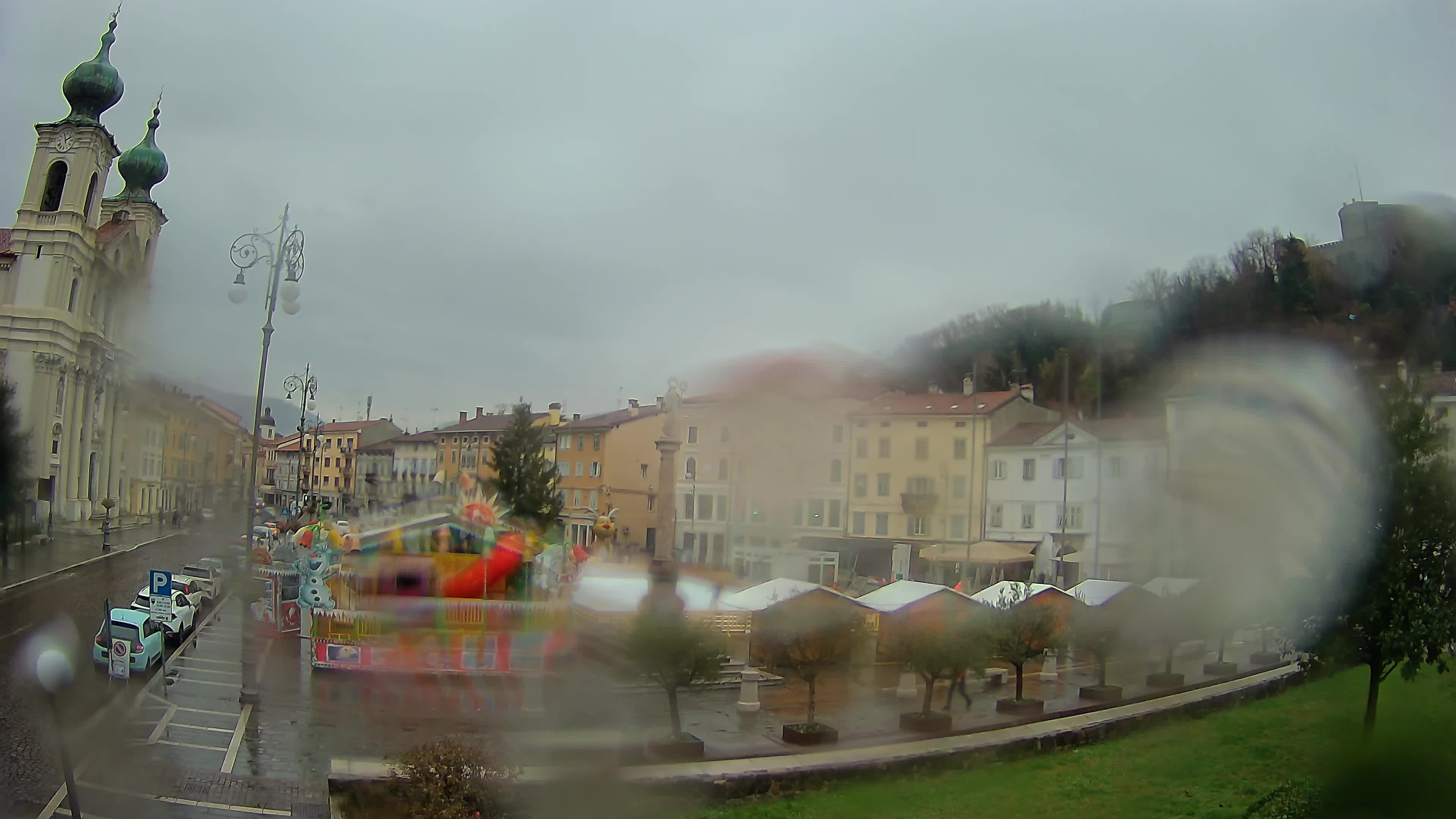 Kamera Gorica Travnik in cerkev sv. Ignacija