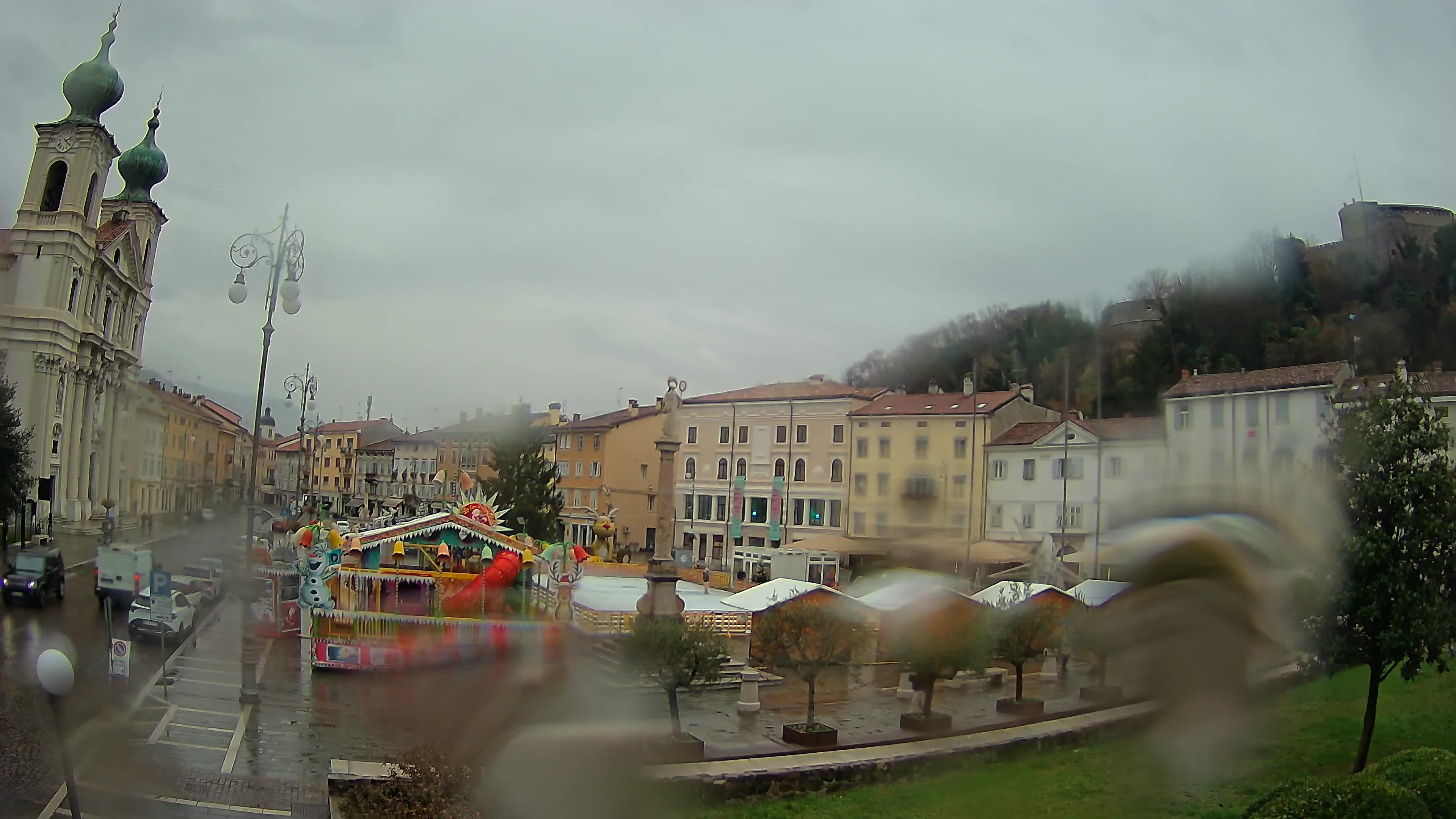 Kamera Gorica Travnik in cerkev sv. Ignacija