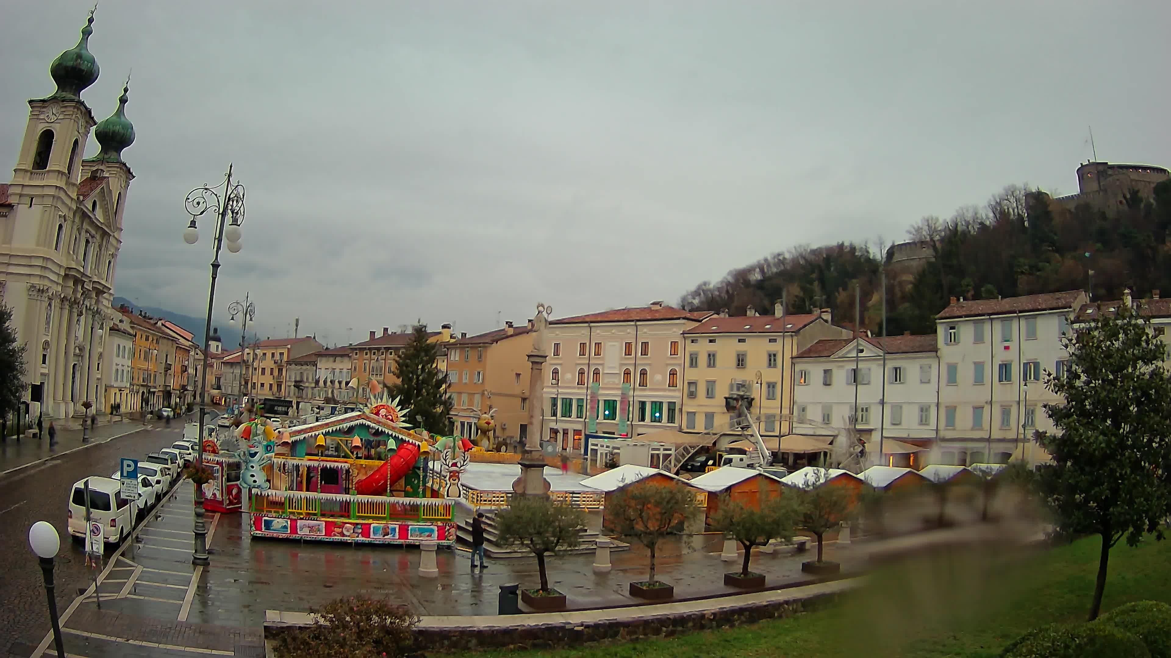 Kamera Gorica Travnik in cerkev sv. Ignacija
