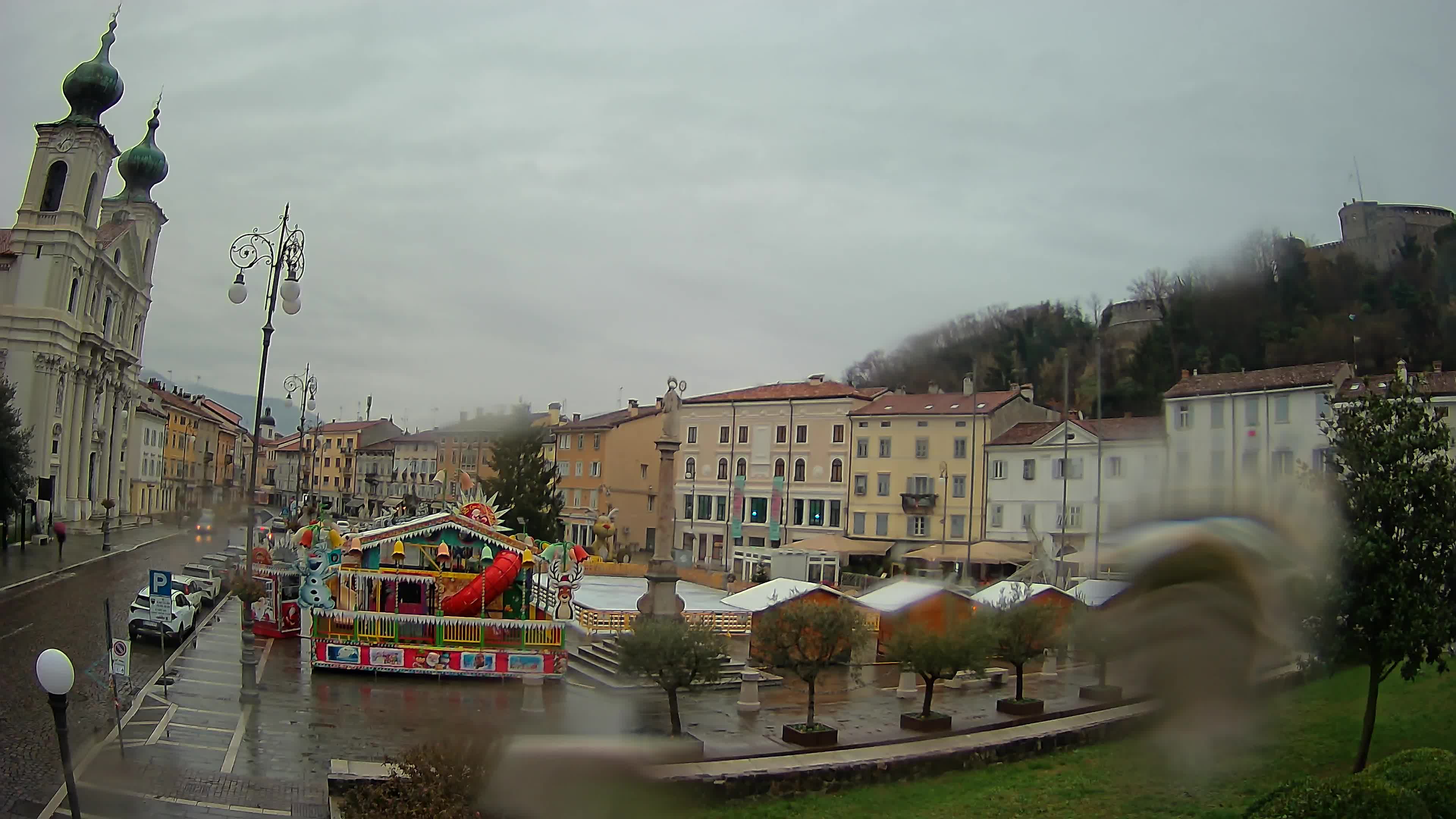 Kamera Gorica Travnik in cerkev sv. Ignacija