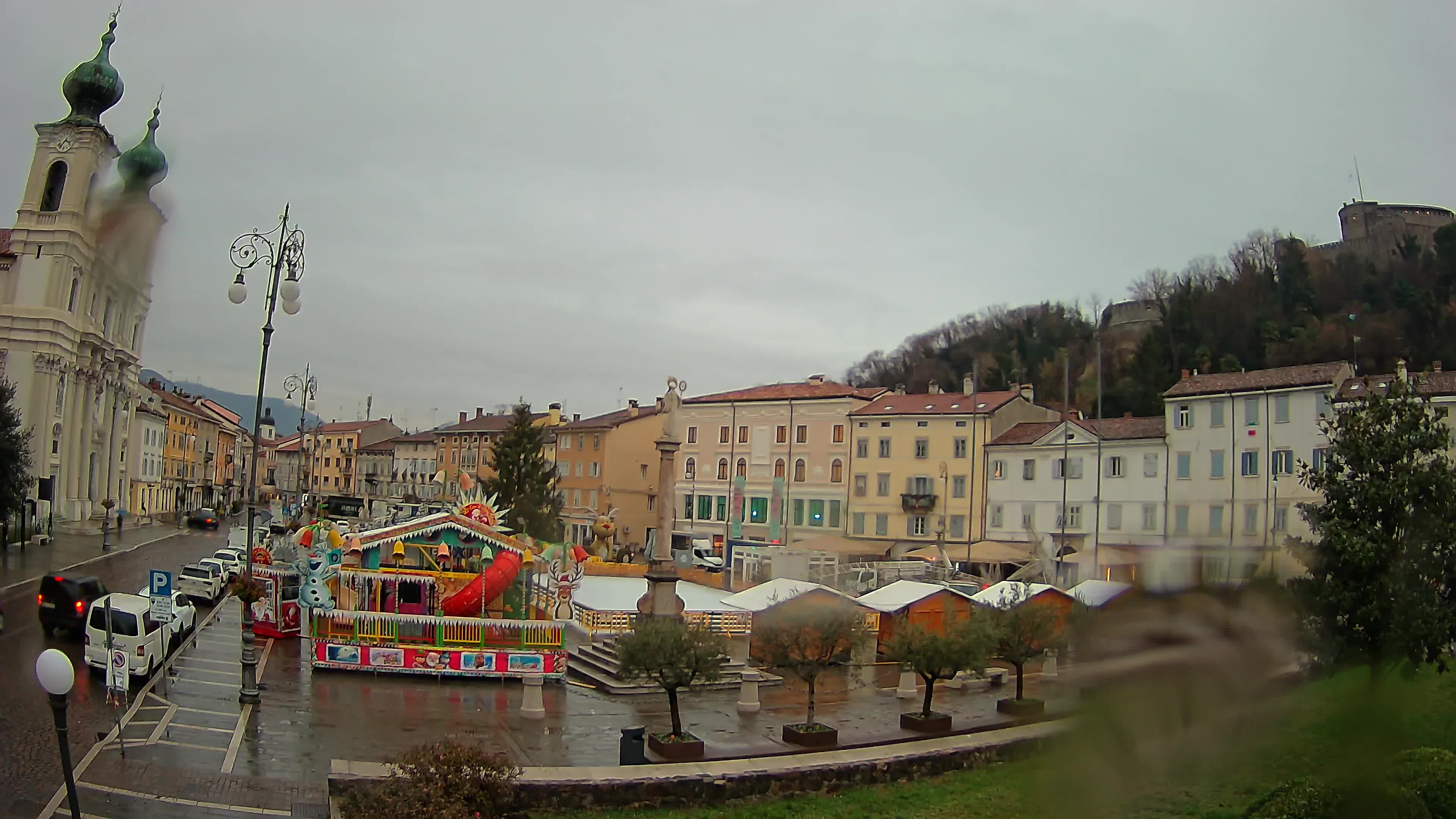 Kamera Gorica Travnik in cerkev sv. Ignacija