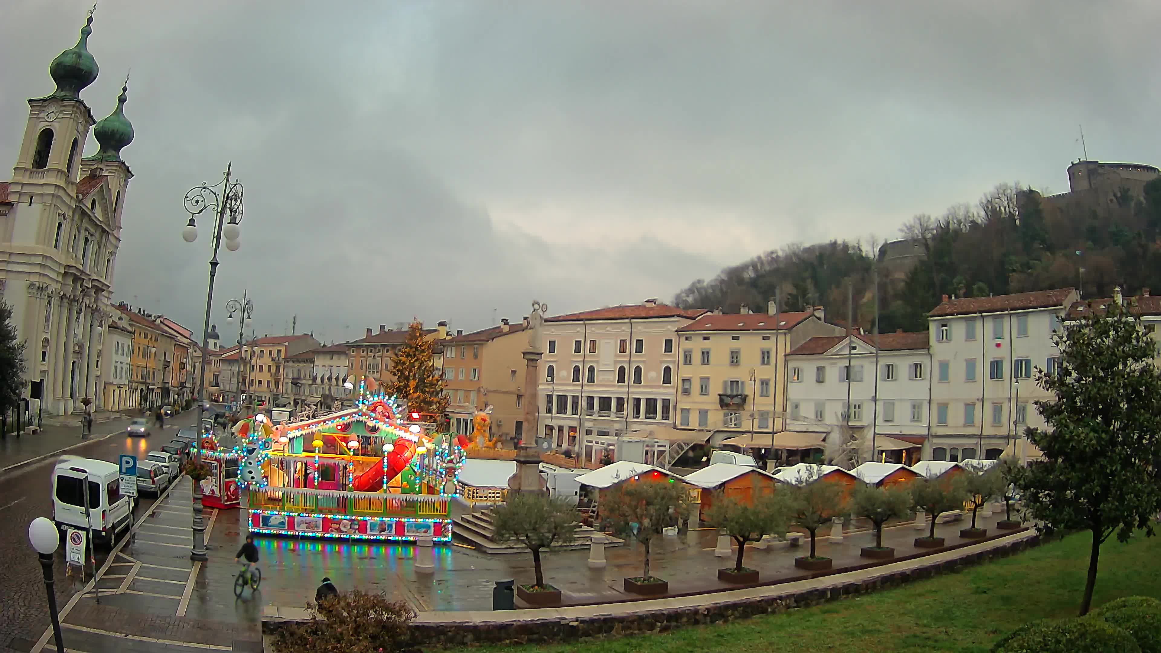Kamera Gorica Travnik in cerkev sv. Ignacija