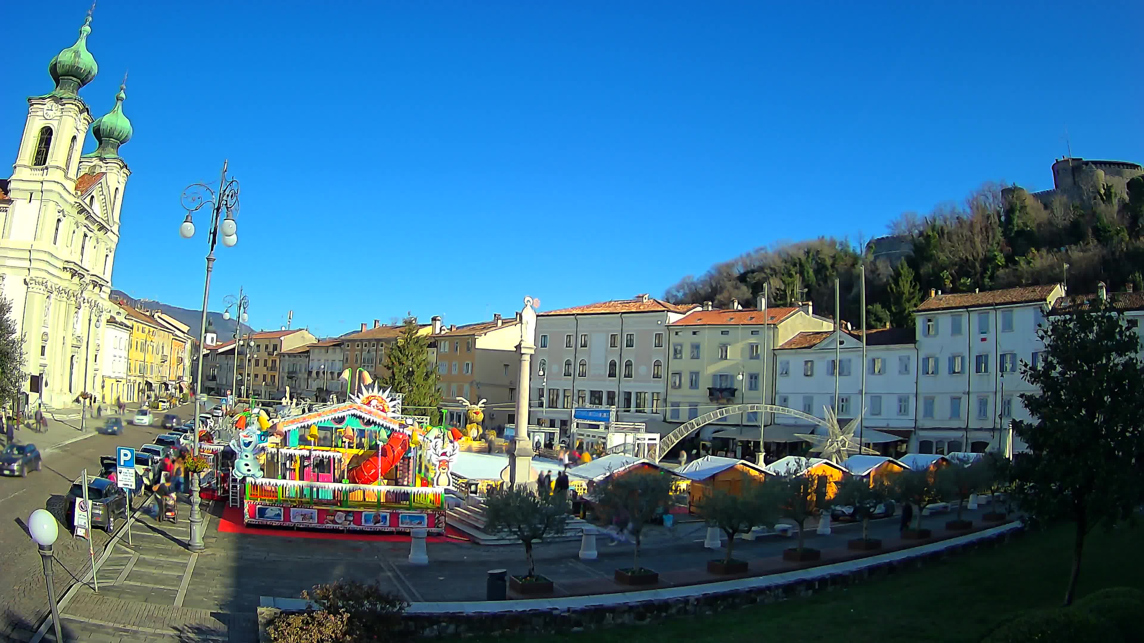 Kamera Gorica Travnik in cerkev sv. Ignacija