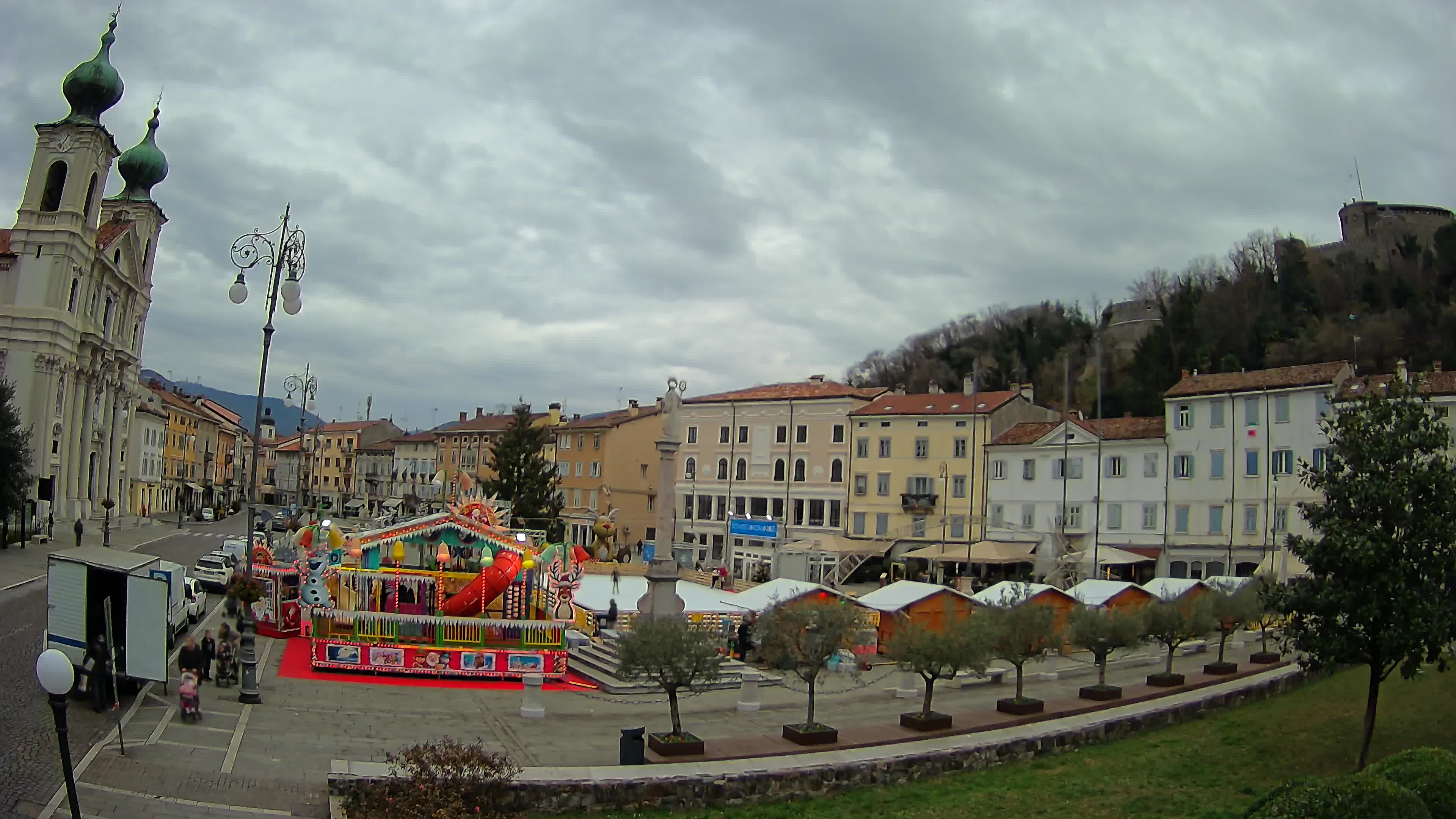 Kamera Gorica Travnik in cerkev sv. Ignacija