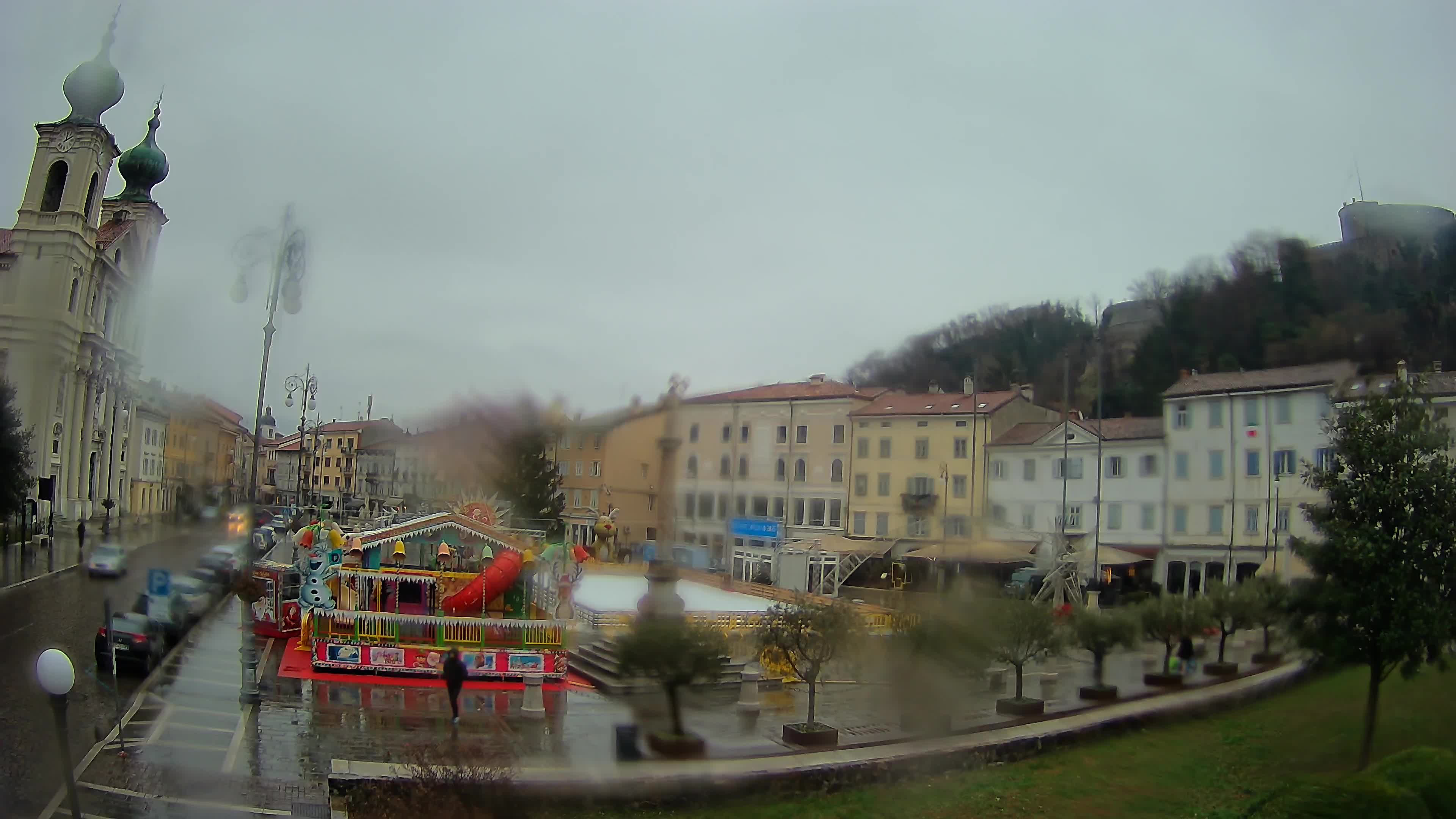 Kamera Gorica Travnik in cerkev sv. Ignacija