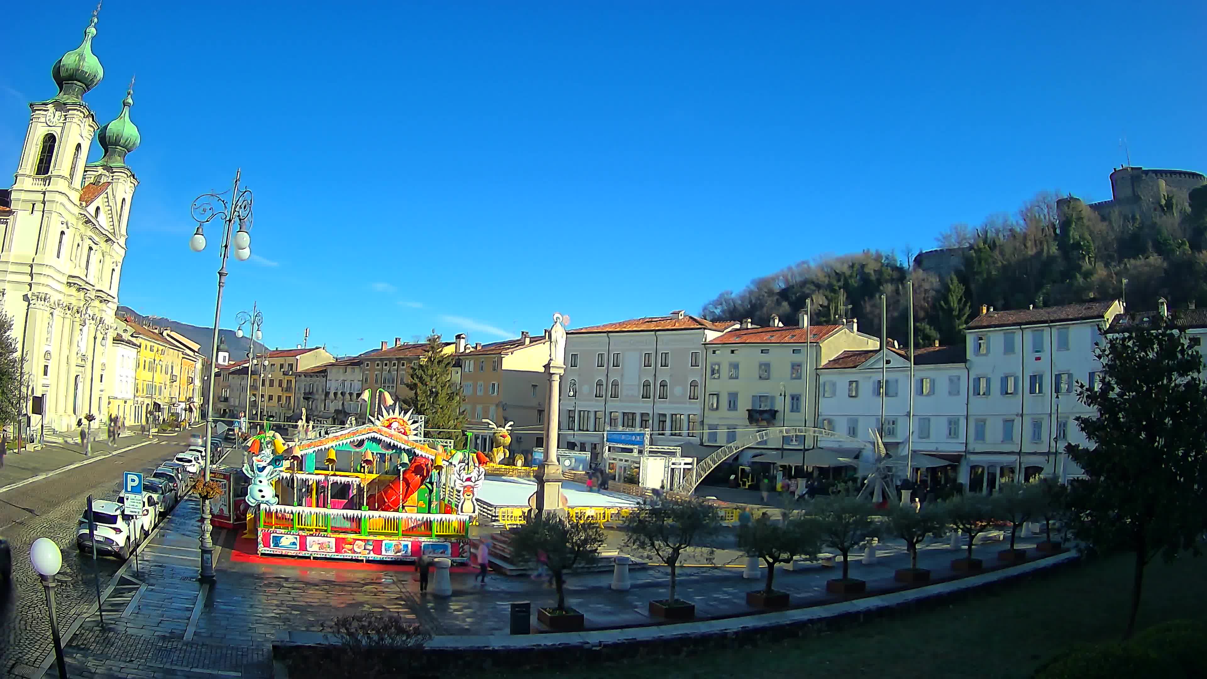 Kamera Gorica Travnik in cerkev sv. Ignacija