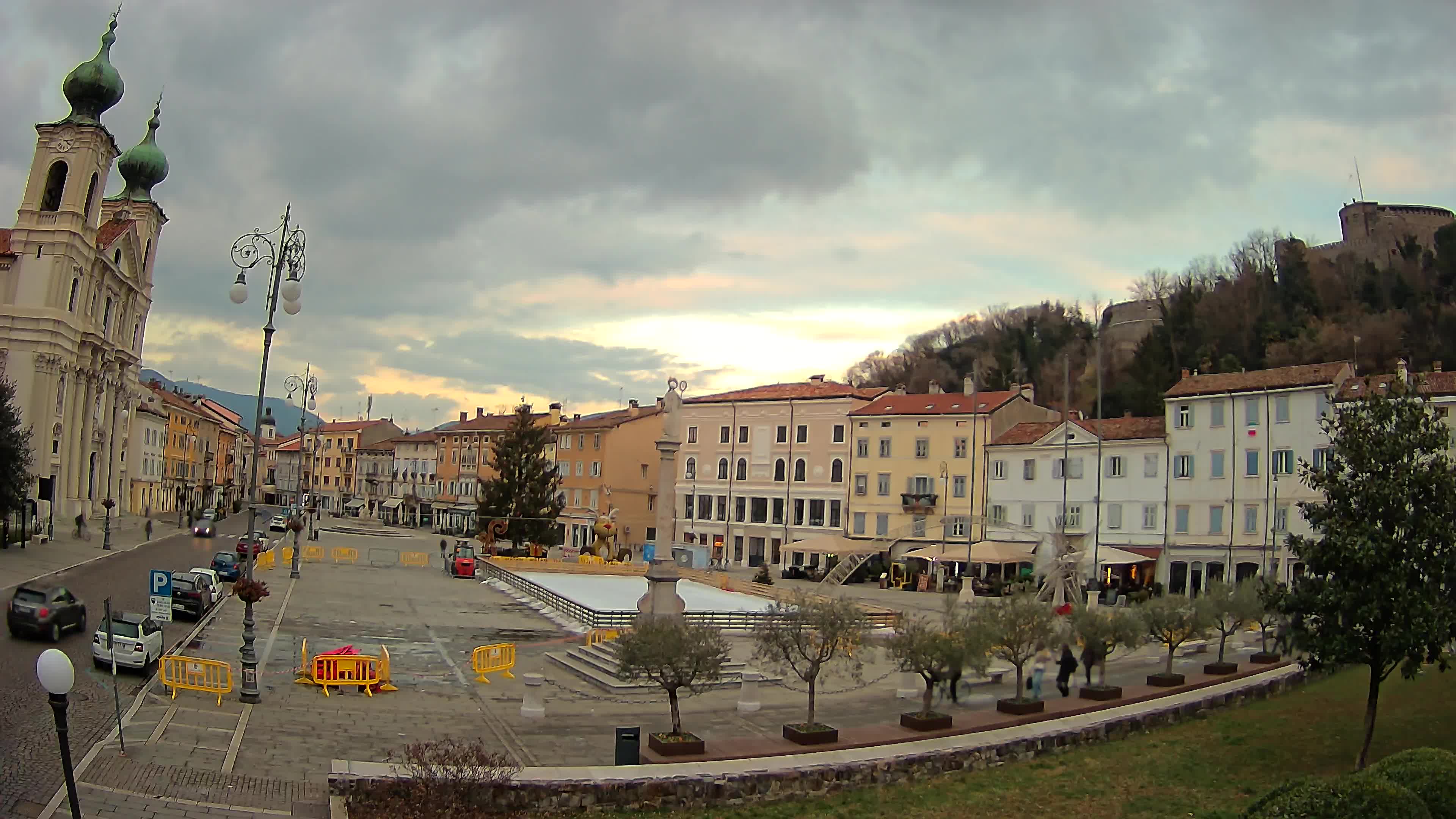 Gorizia Piazza della Vittoria e chiesa di S. Ignazio