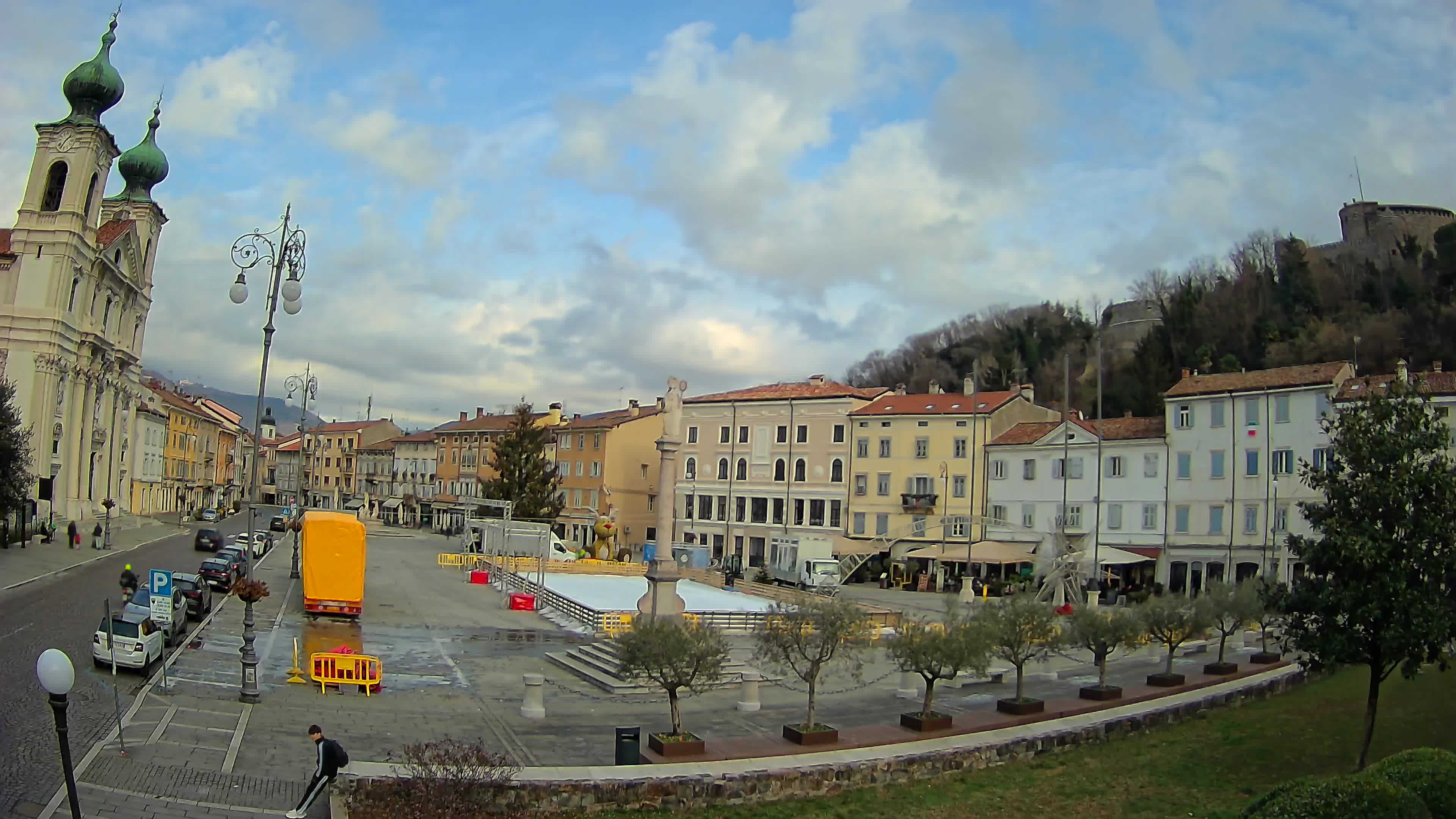 Kamera Gorica Travnik in cerkev sv. Ignacija