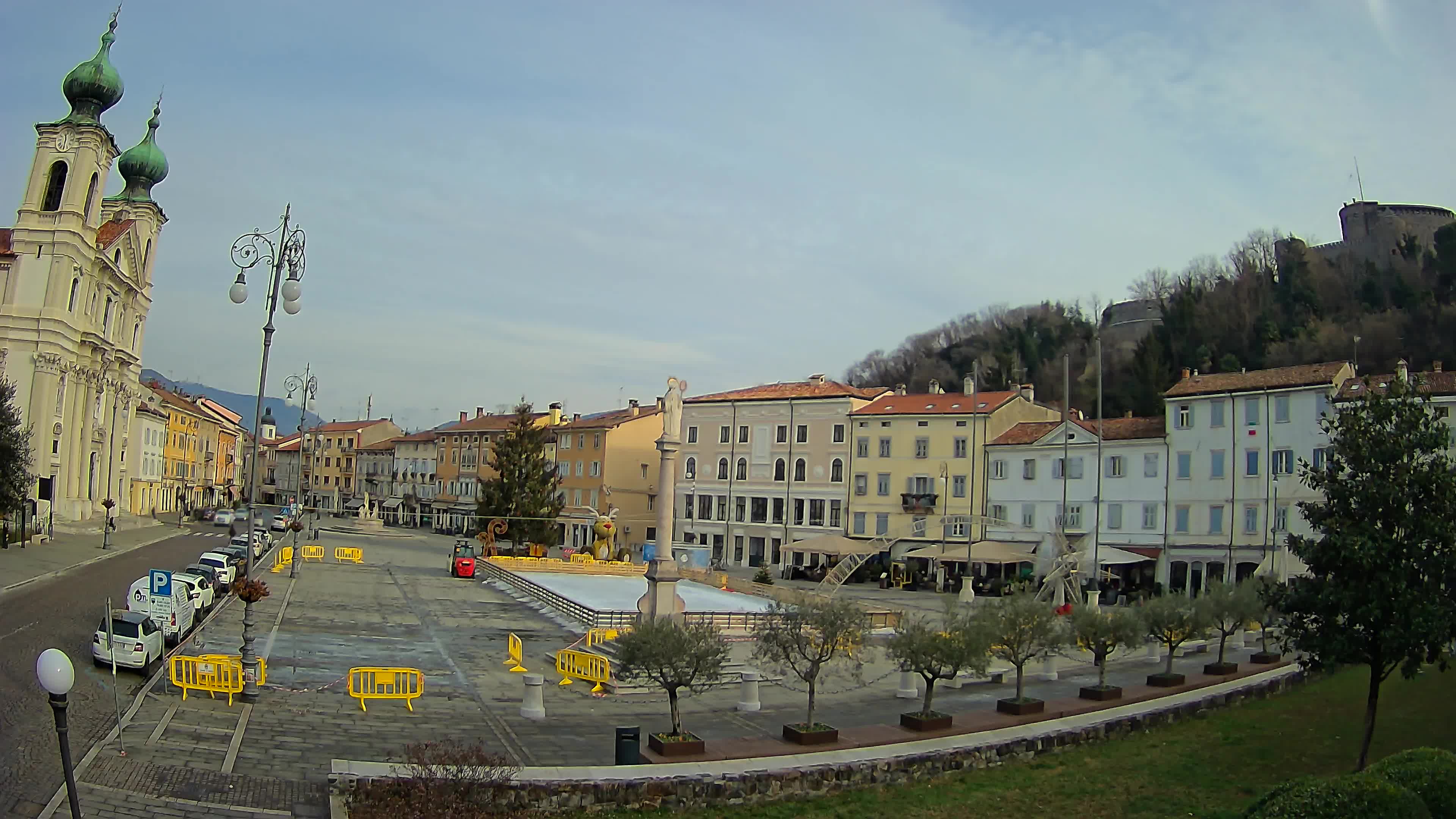 Kamera Gorica Travnik in cerkev sv. Ignacija