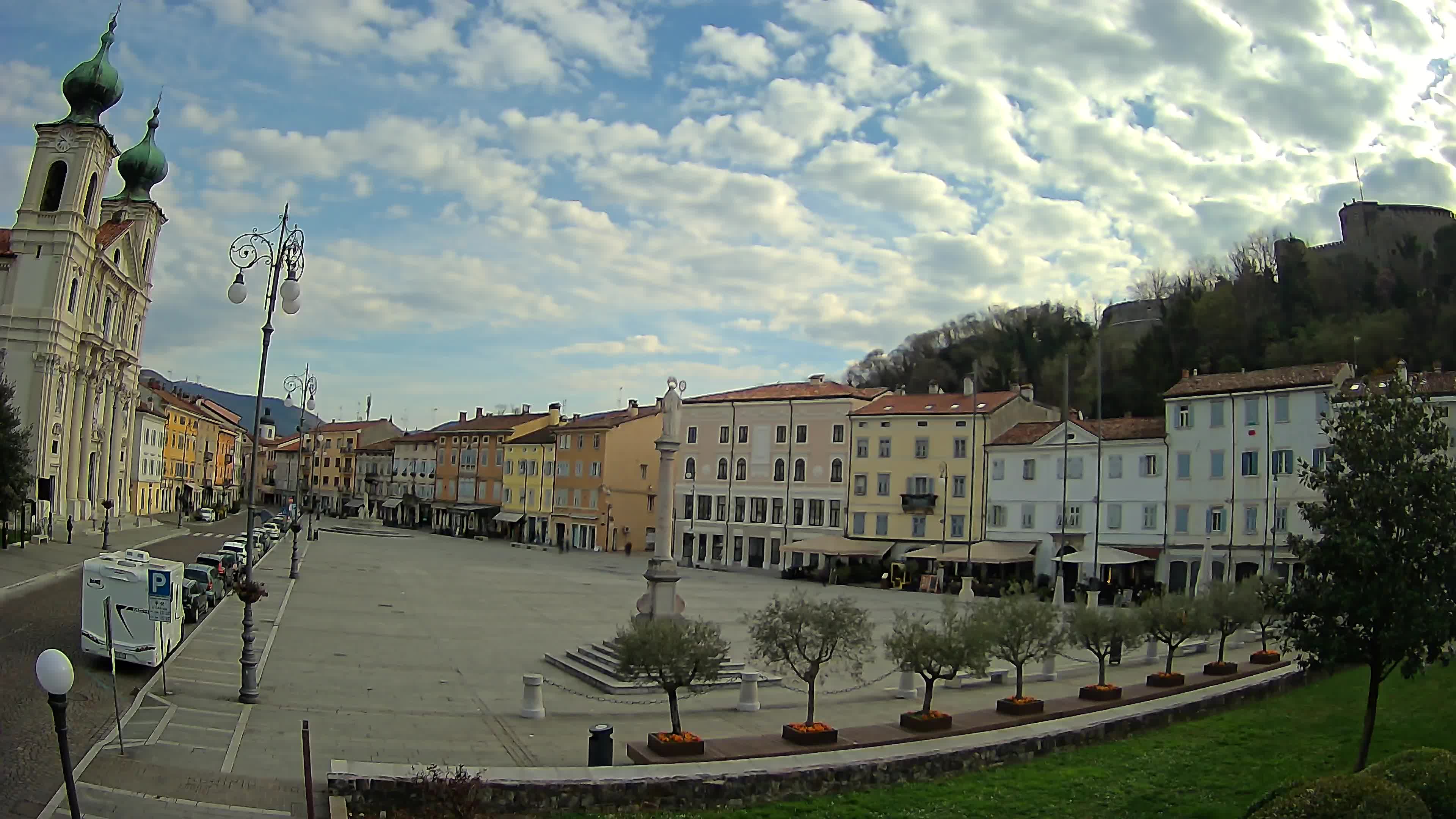 Kamera Gorica Travnik in cerkev sv. Ignacija