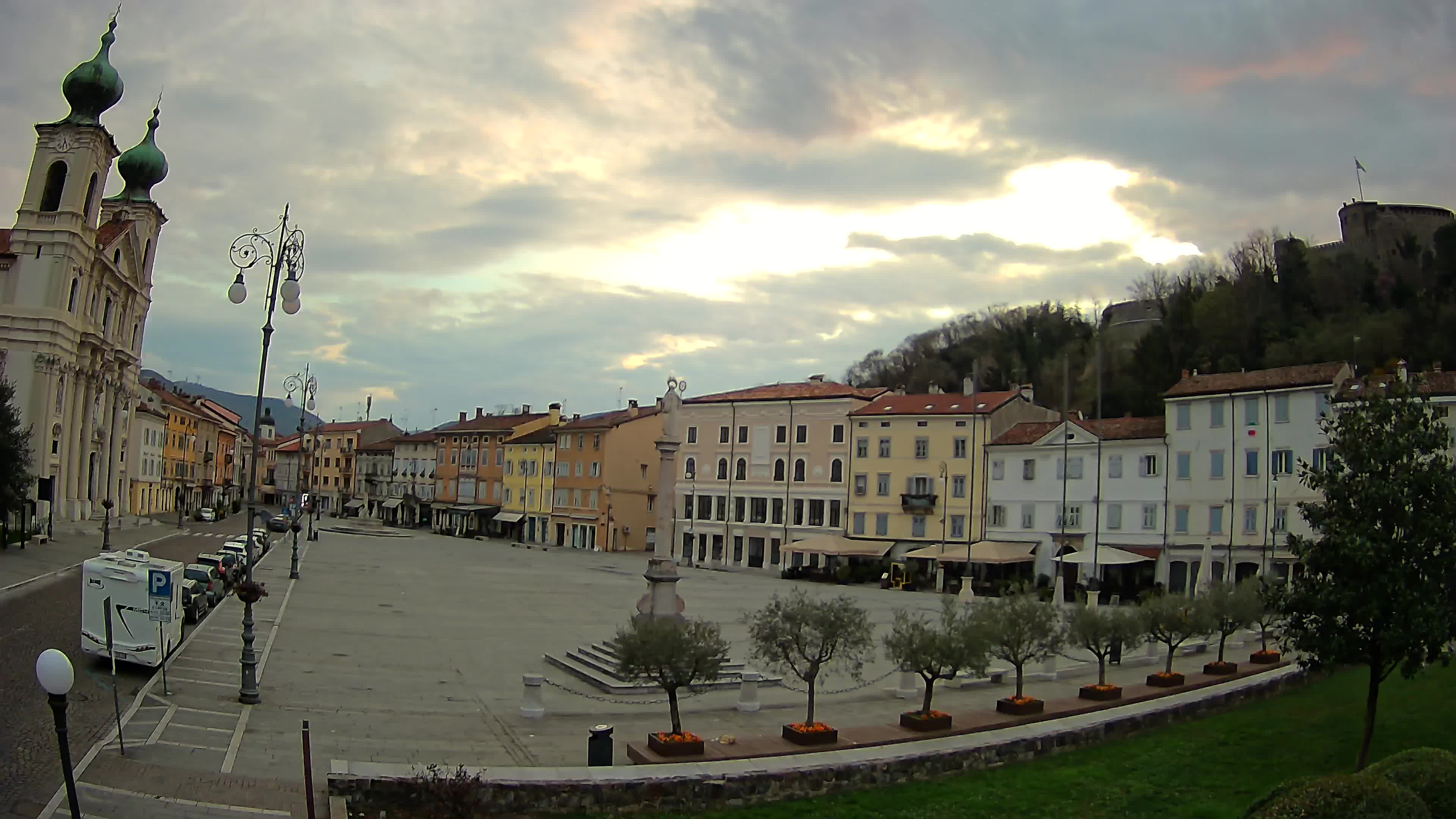 Kamera Gorica Travnik in cerkev sv. Ignacija