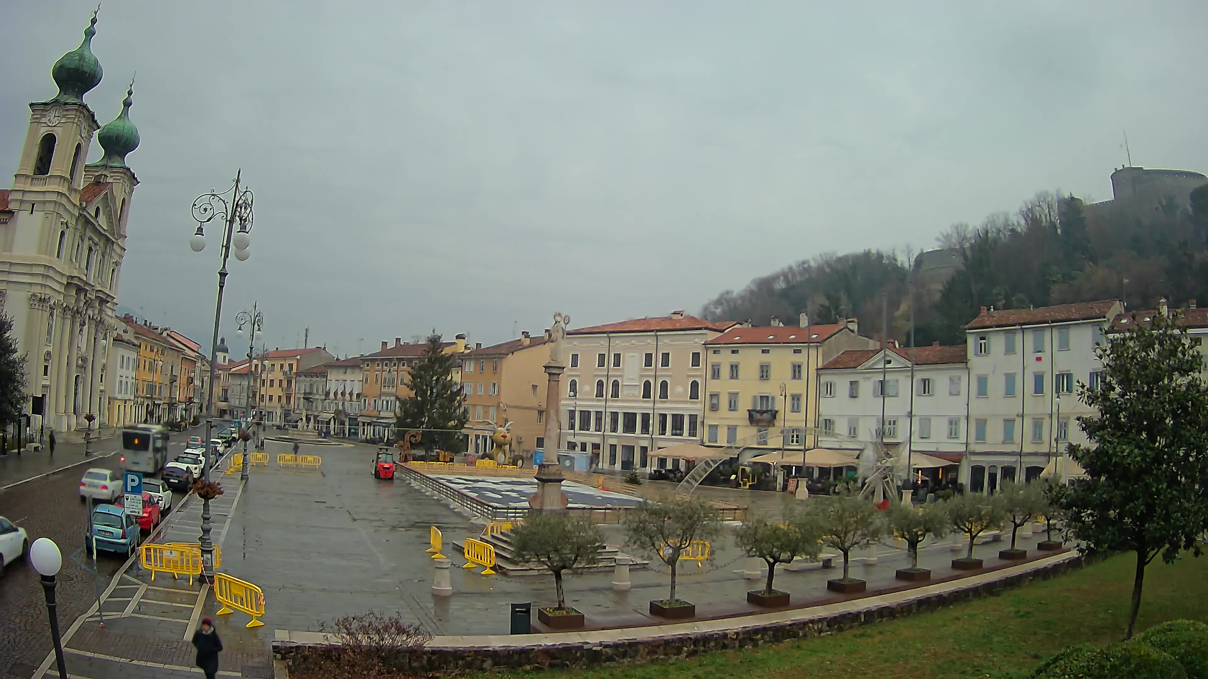 Kamera Gorica Travnik in cerkev sv. Ignacija