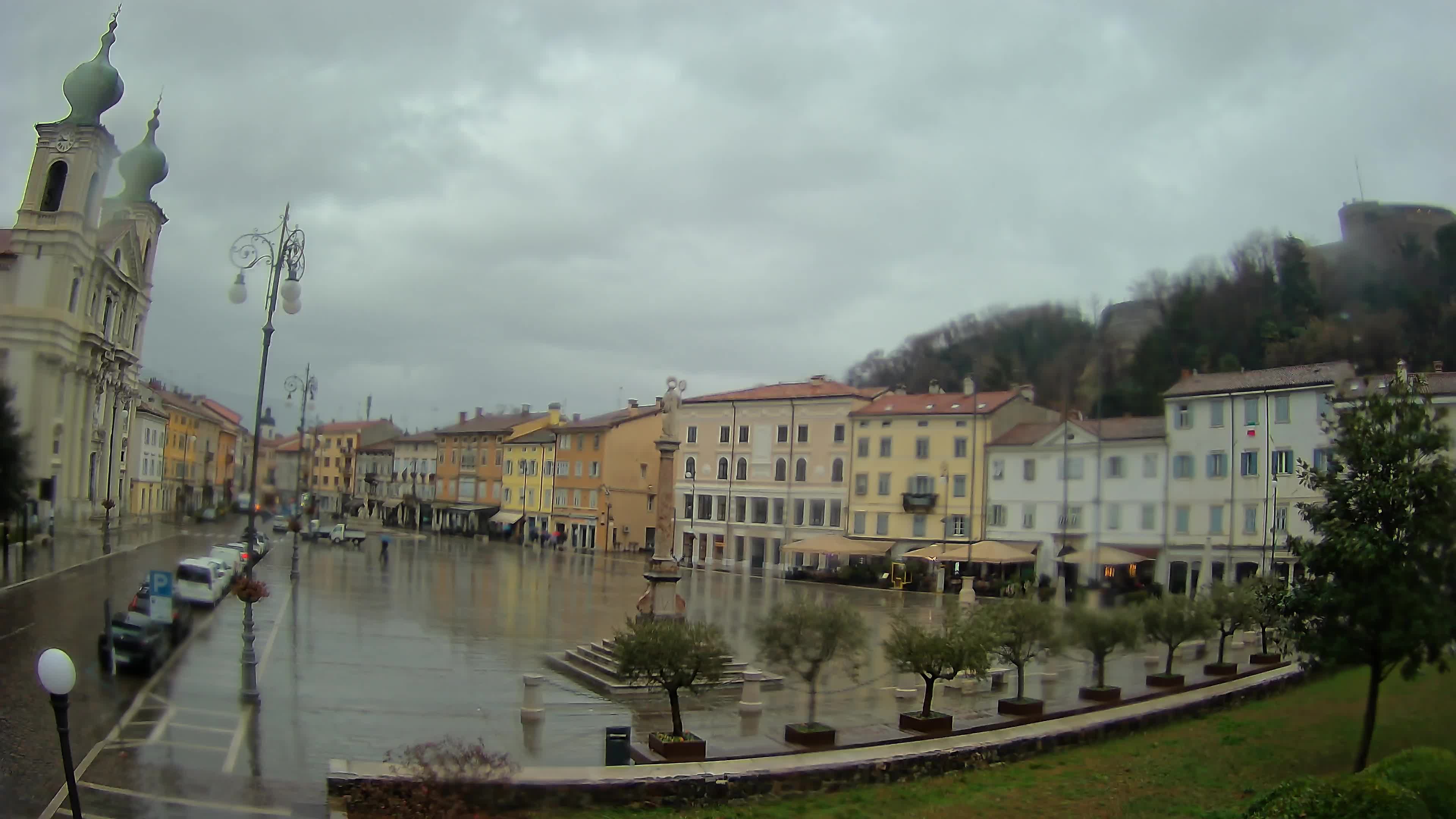 Kamera Gorica Travnik in cerkev sv. Ignacija